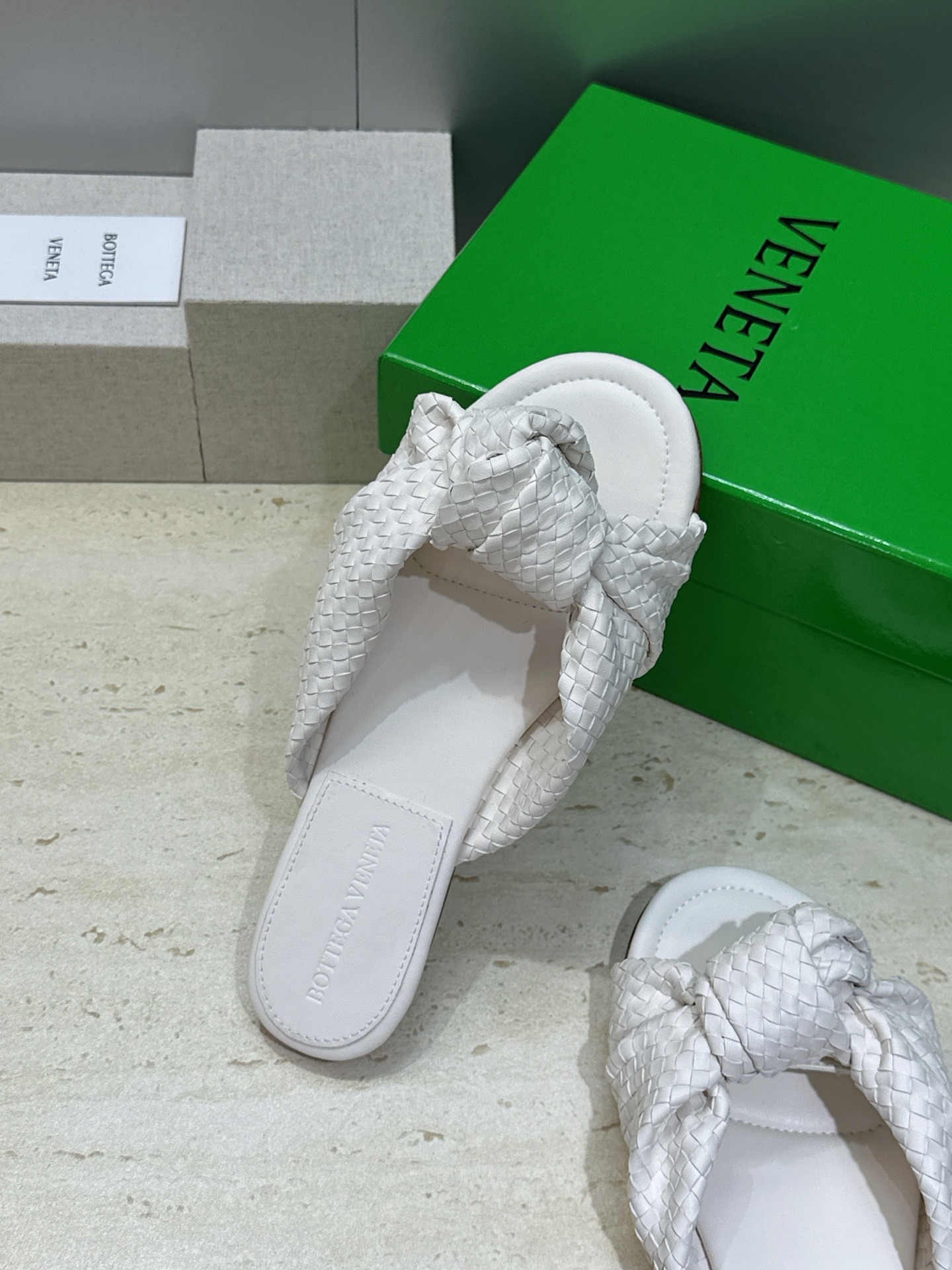 Bottega Veneta 葆蝶家2026春夏新款果冻色高跟编织沙滩女鞋 BV字母logo平底圆头露趾
