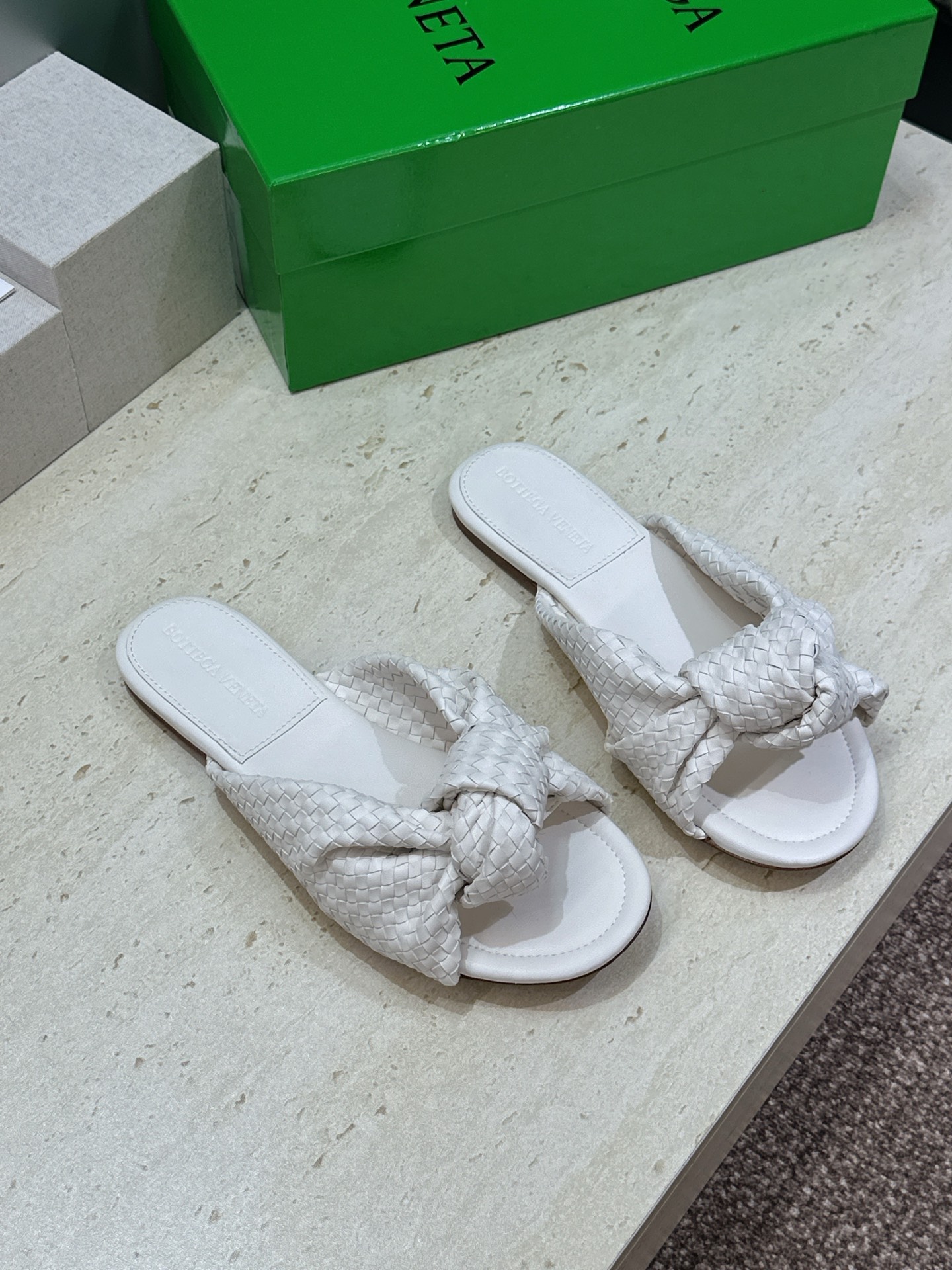 Bottega Veneta 葆蝶家2026春夏新款果冻色高跟编织沙滩女鞋 BV字母logo平底圆头露趾