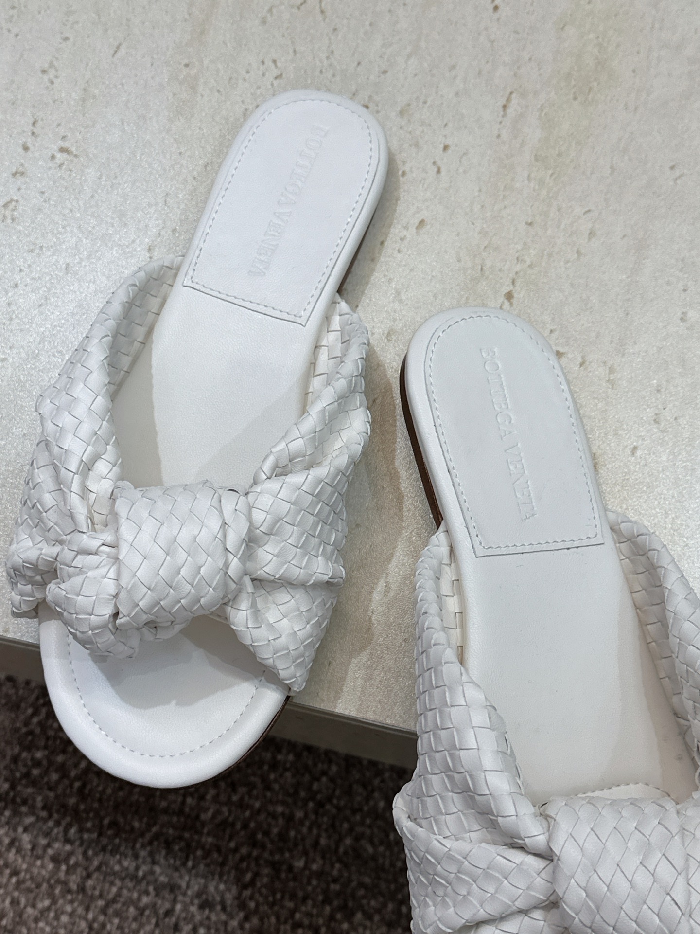 Bottega Veneta 葆蝶家2026春夏新款果冻色高跟编织沙滩女鞋 BV字母logo平底圆头露趾
