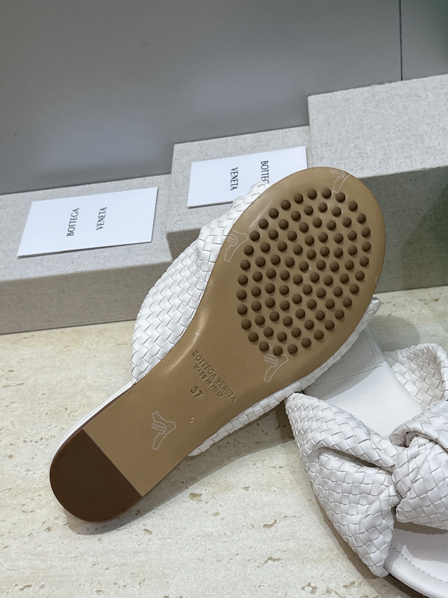 Bottega Veneta 葆蝶家2026春夏新款果冻色高跟编织沙滩女鞋 BV字母logo平底圆头露趾