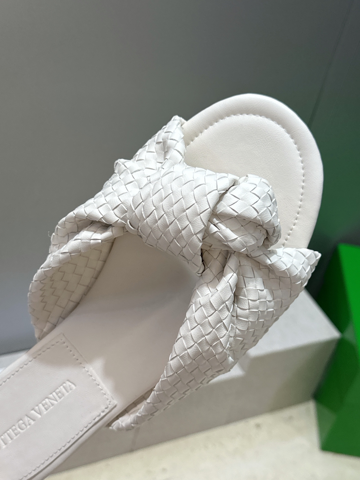 Bottega Veneta 葆蝶家2026春夏新款果冻色高跟编织沙滩女鞋 BV字母logo平底圆头露趾