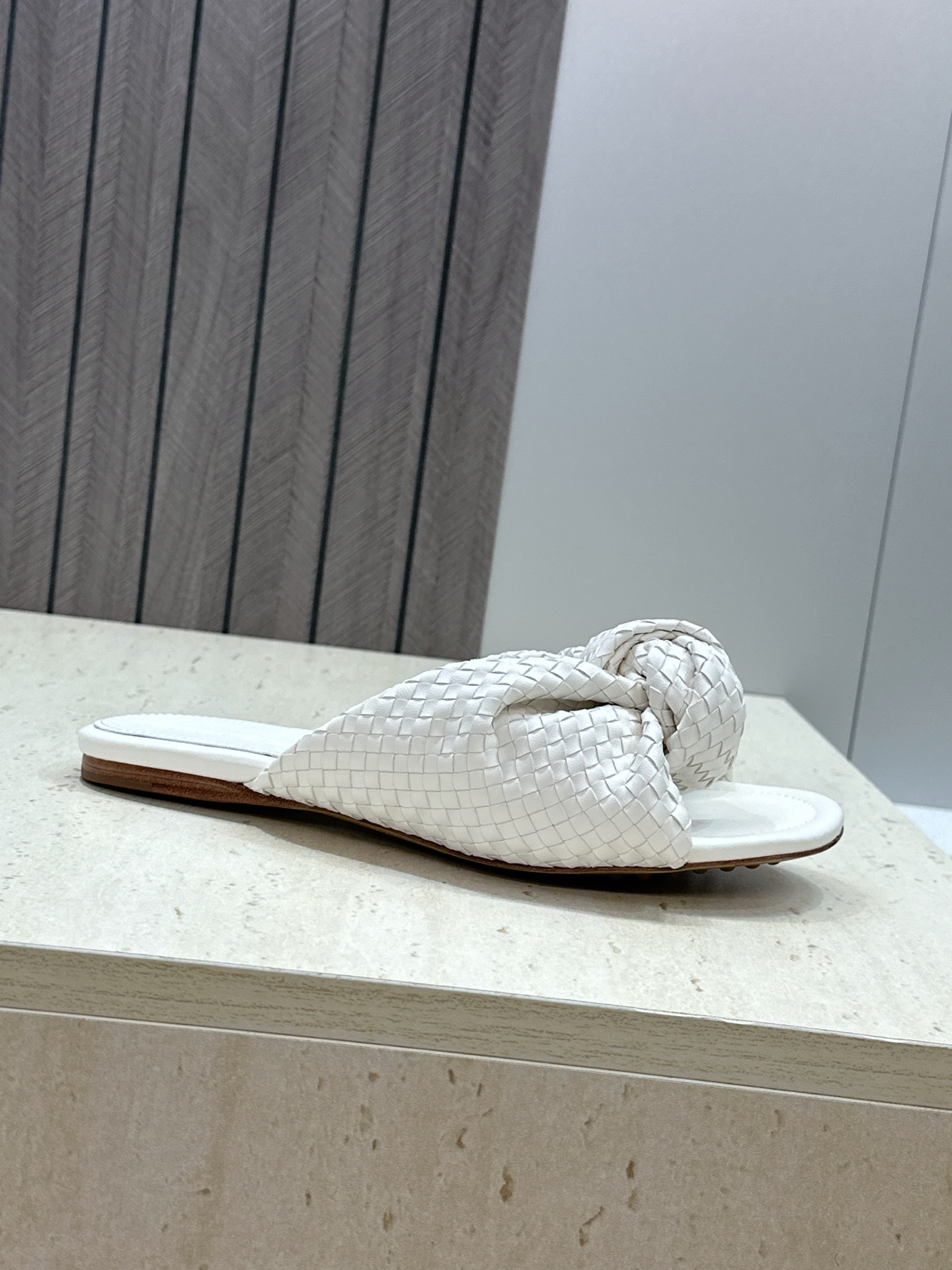 Bottega Veneta 葆蝶家2026春夏新款果冻色高跟编织沙滩女鞋 BV字母logo平底圆头露趾