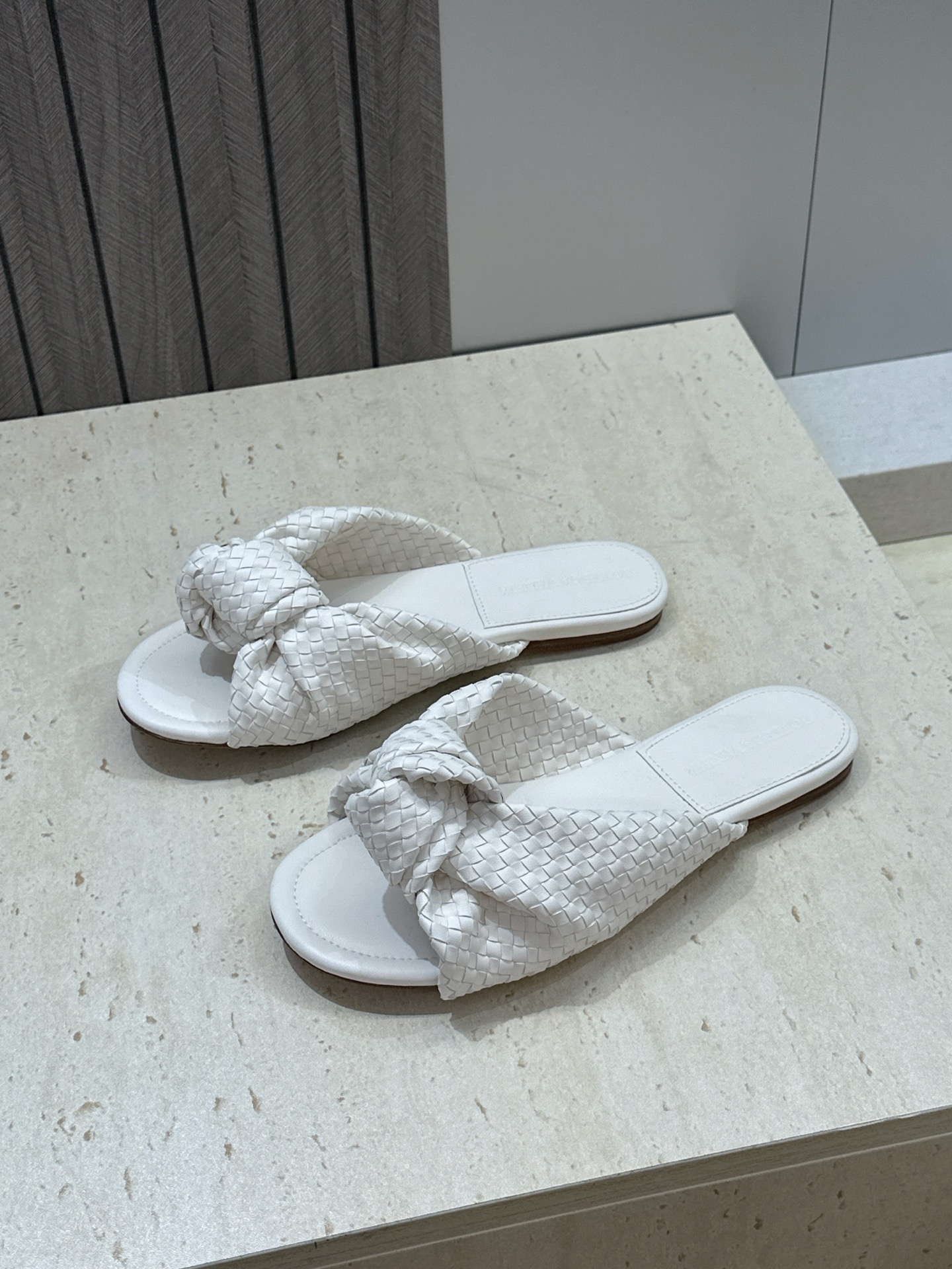 Bottega Veneta 葆蝶家2026春夏新款果冻色高跟编织沙滩女鞋 BV字母logo平底圆头露趾