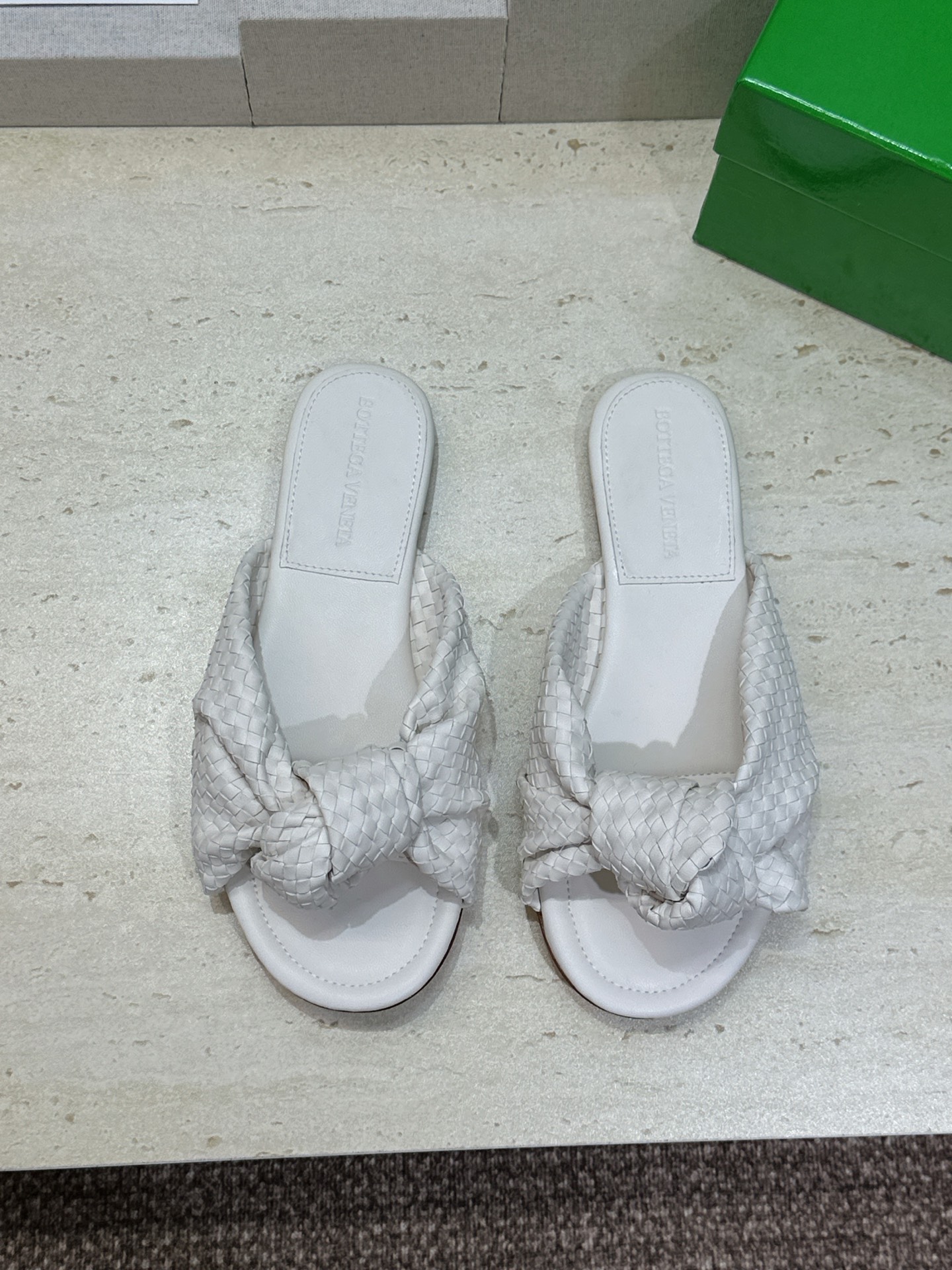 Bottega Veneta 葆蝶家2026春夏新款果冻色高跟编织沙滩女鞋 BV字母logo平底圆头露趾