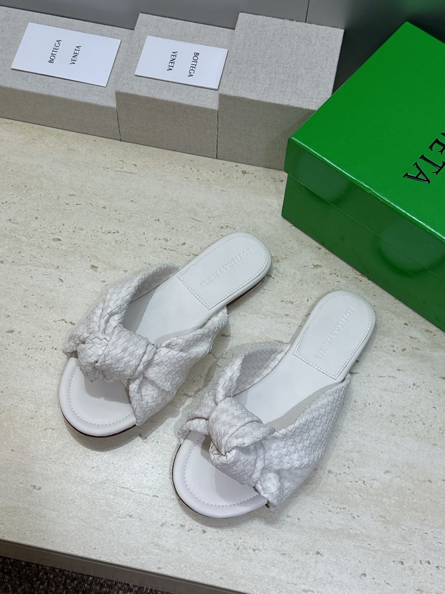 Bottega Veneta 葆蝶家2026春夏新款果冻色高跟编织沙滩女鞋 BV字母logo平底圆头露趾