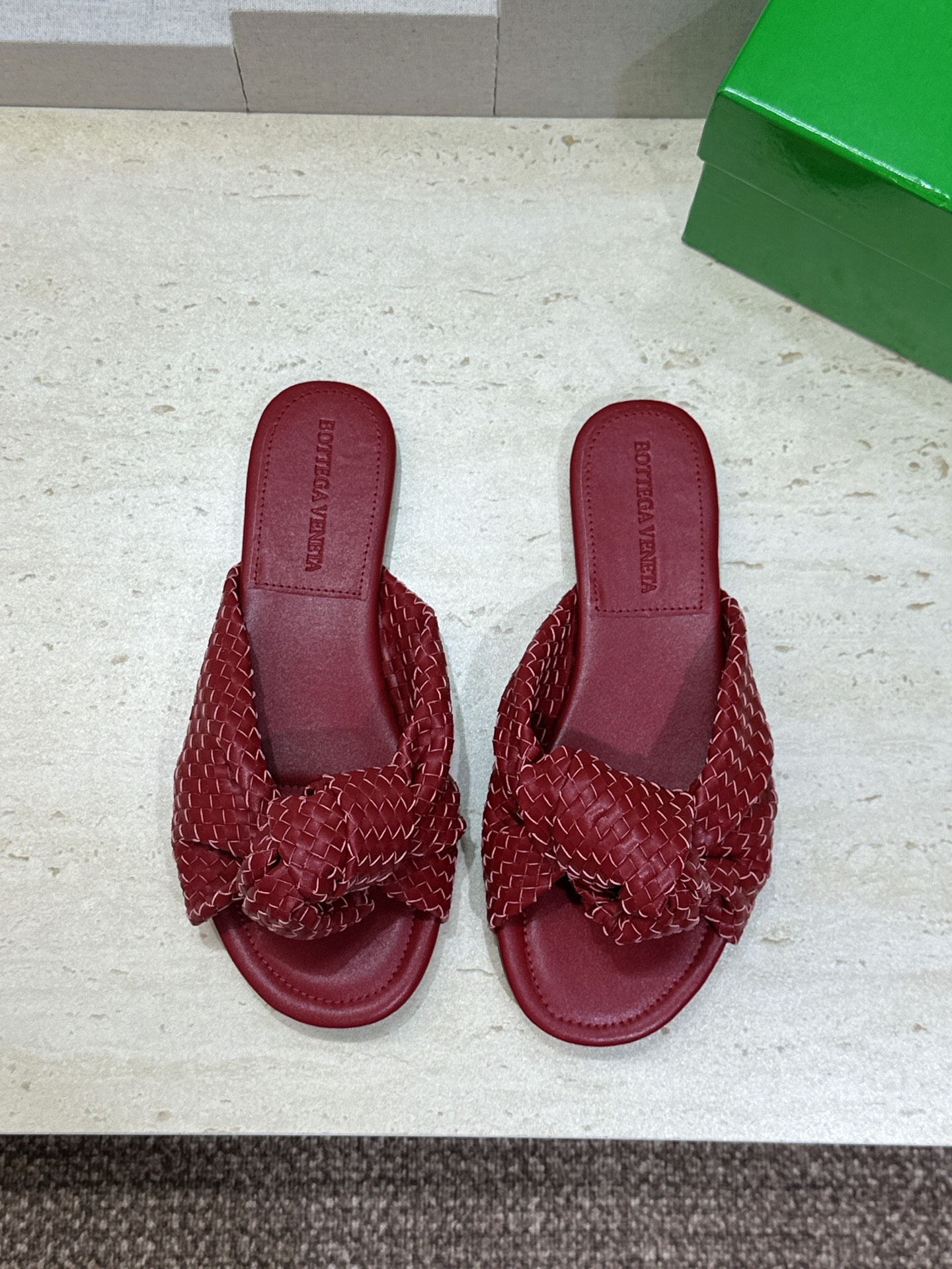 Bottega Veneta 葆蝶家2026春夏新款果冻色高跟编织沙滩女鞋 BV字母logo平底圆头露趾