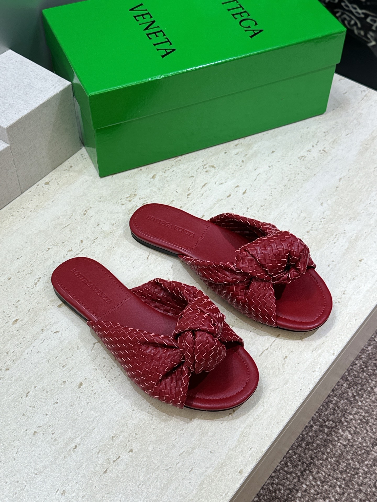 Bottega Veneta 葆蝶家2026春夏新款果冻色高跟编织沙滩女鞋 BV字母logo平底圆头露趾