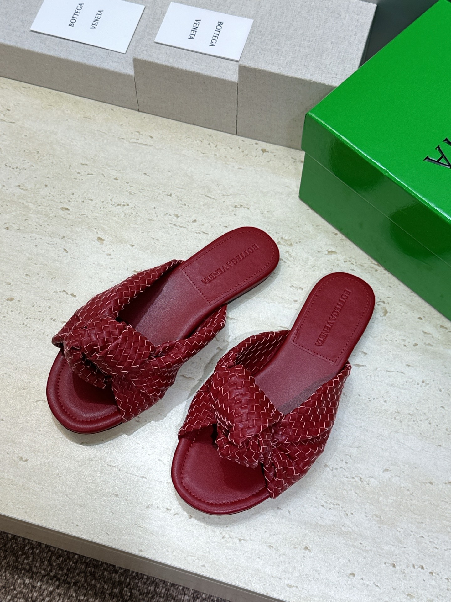 Bottega Veneta 葆蝶家2026春夏新款果冻色高跟编织沙滩女鞋 BV字母logo平底圆头露趾