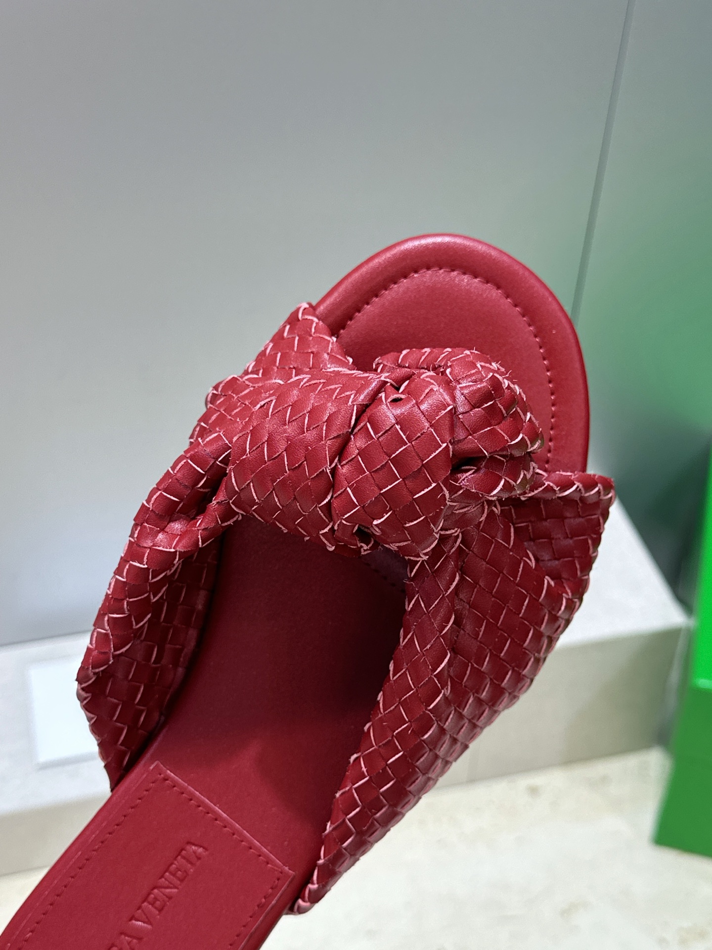 Bottega Veneta 葆蝶家2026春夏新款果冻色高跟编织沙滩女鞋 BV字母logo平底圆头露趾
