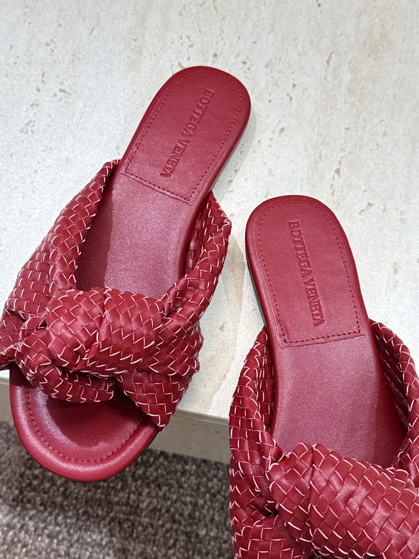Bottega Veneta 葆蝶家2026春夏新款果冻色高跟编织沙滩女鞋 BV字母logo平底圆头露趾