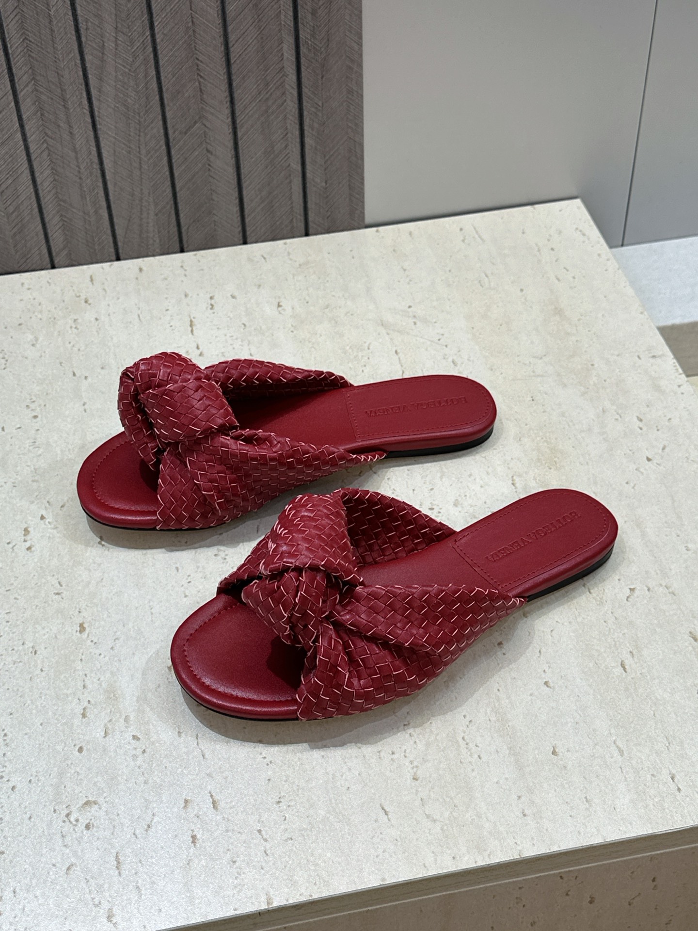 Bottega Veneta 葆蝶家2026春夏新款果冻色高跟编织沙滩女鞋 BV字母logo平底圆头露趾