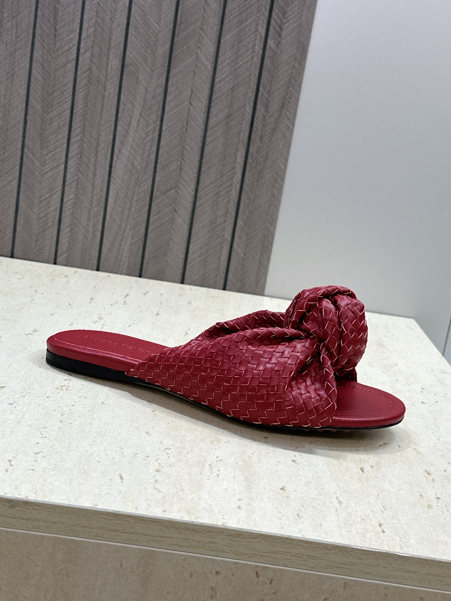 Bottega Veneta 葆蝶家2026春夏新款果冻色高跟编织沙滩女鞋 BV字母logo平底圆头露趾