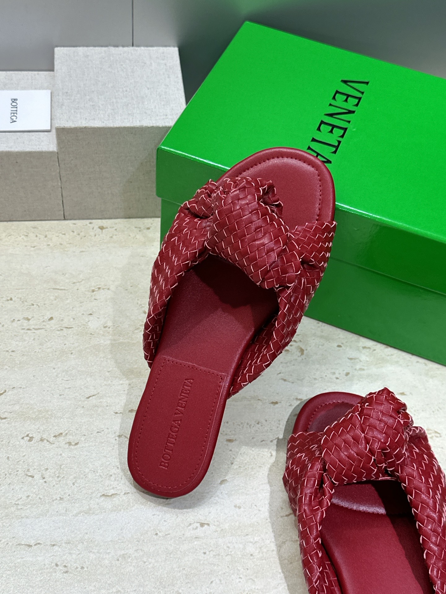 Bottega Veneta 葆蝶家2026春夏新款果冻色高跟编织沙滩女鞋 BV字母logo平底圆头露趾