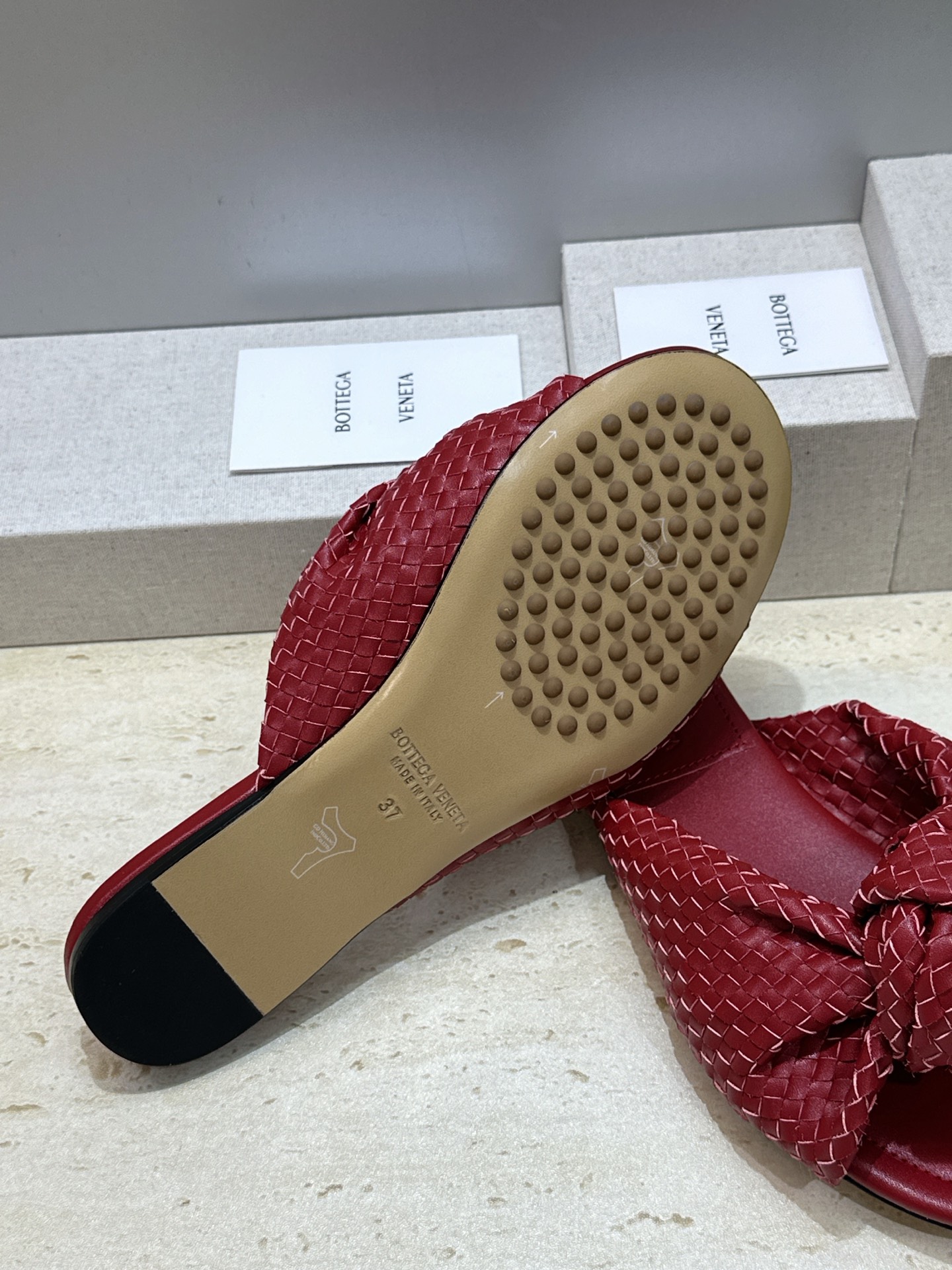 Bottega Veneta 葆蝶家2026春夏新款果冻色高跟编织沙滩女鞋 BV字母logo平底圆头露趾