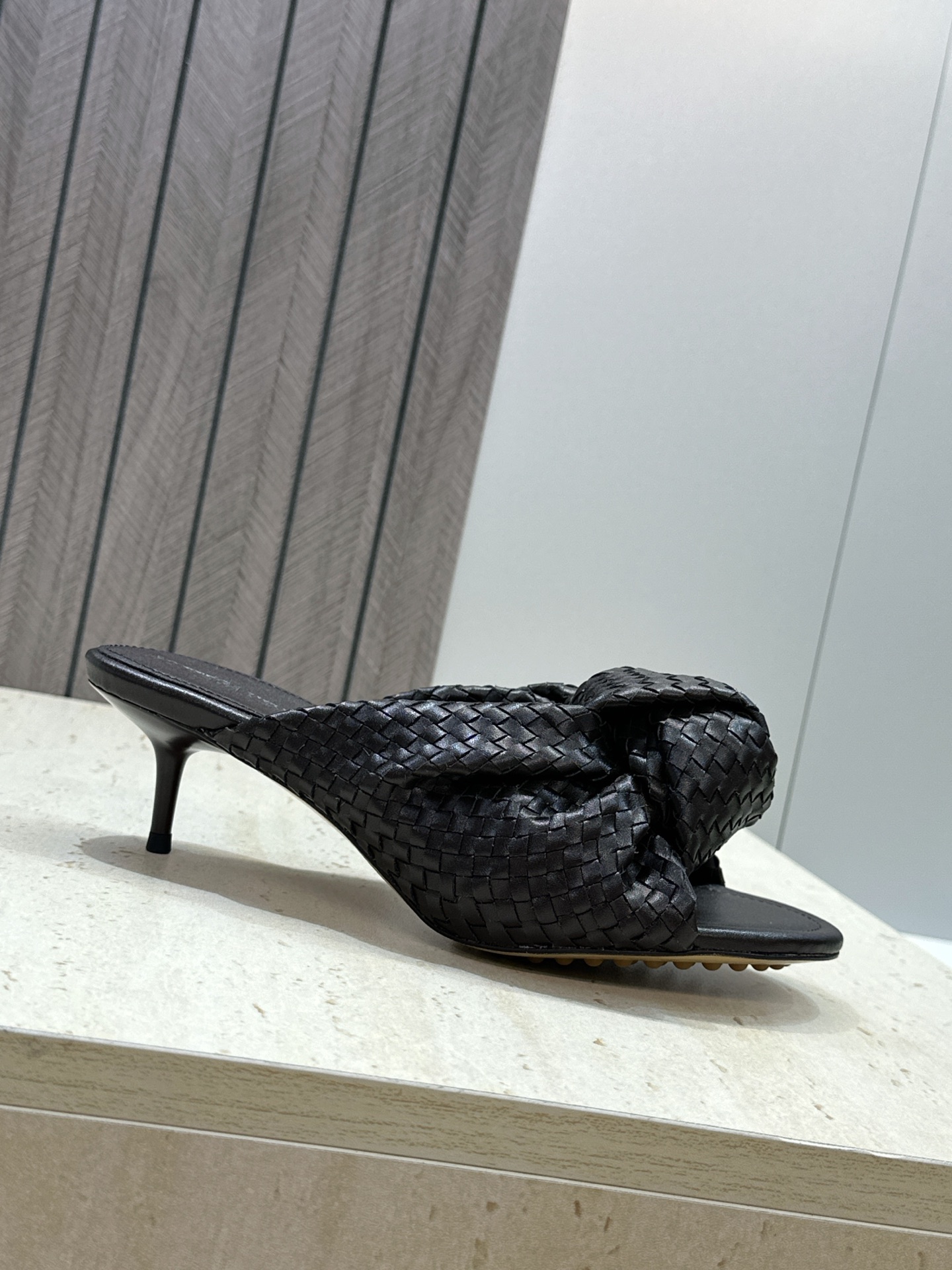 Bottega Veneta 葆蝶家2026春夏新款果冻色高跟编织沙滩女鞋 BV字母logo平底圆头露趾