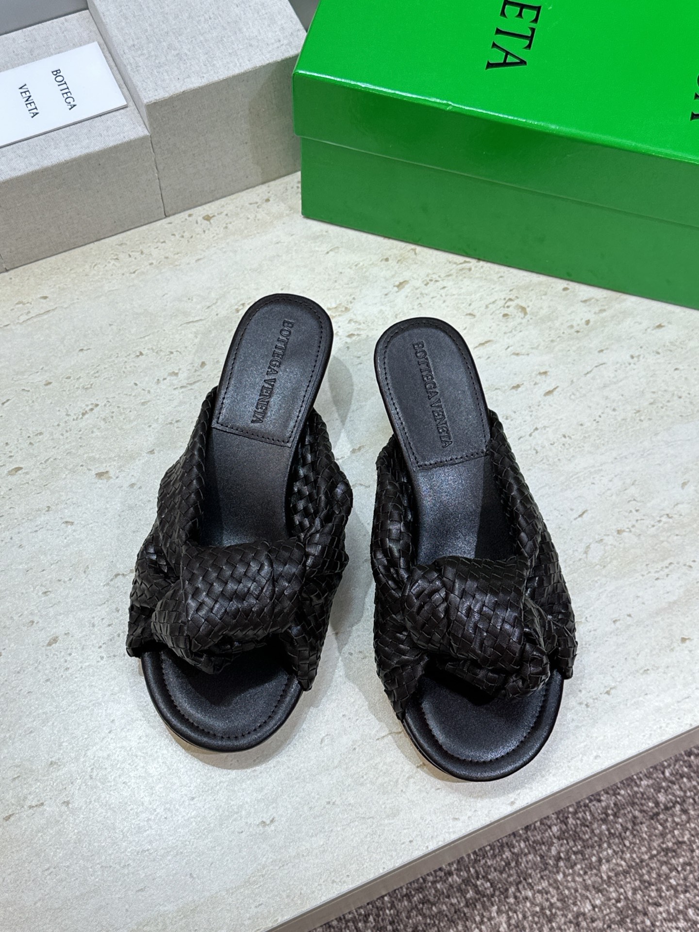Bottega Veneta 葆蝶家2026春夏新款果冻色高跟编织沙滩女鞋 BV字母logo平底圆头露趾