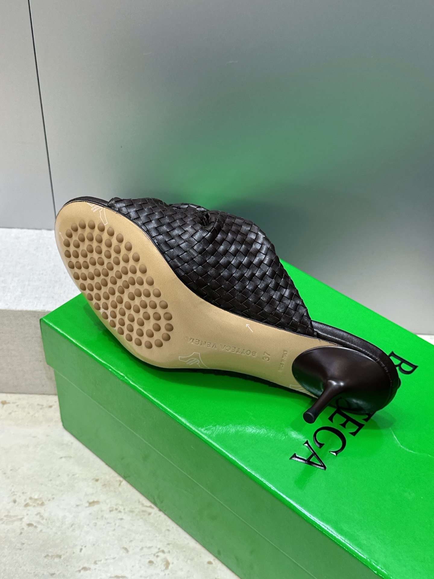 Bottega Veneta 葆蝶家2026春夏新款果冻色高跟编织沙滩女鞋 BV字母logo平底圆头露趾