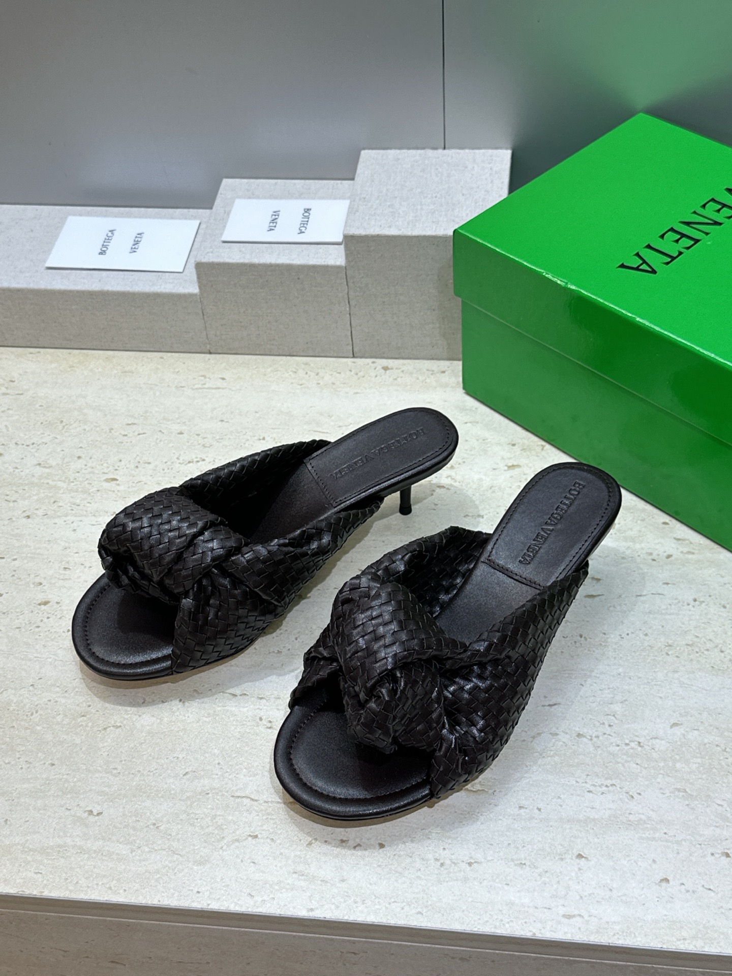 Bottega Veneta 葆蝶家2026春夏新款果冻色高跟编织沙滩女鞋 BV字母logo平底圆头露趾
