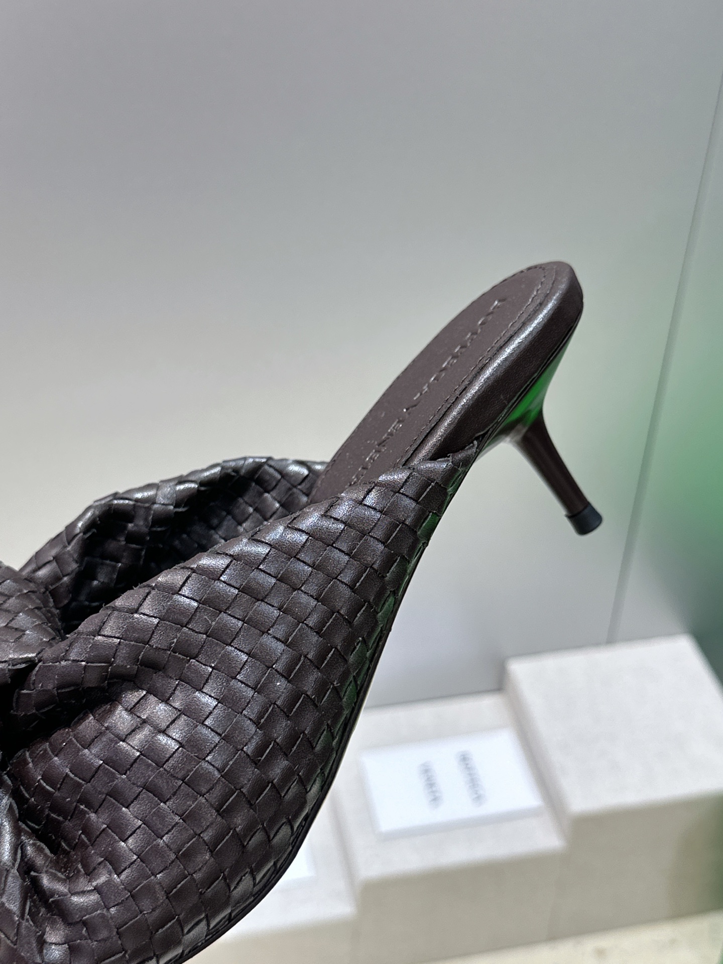 Bottega Veneta 葆蝶家2026春夏新款果冻色高跟编织沙滩女鞋 BV字母logo平底圆头露趾