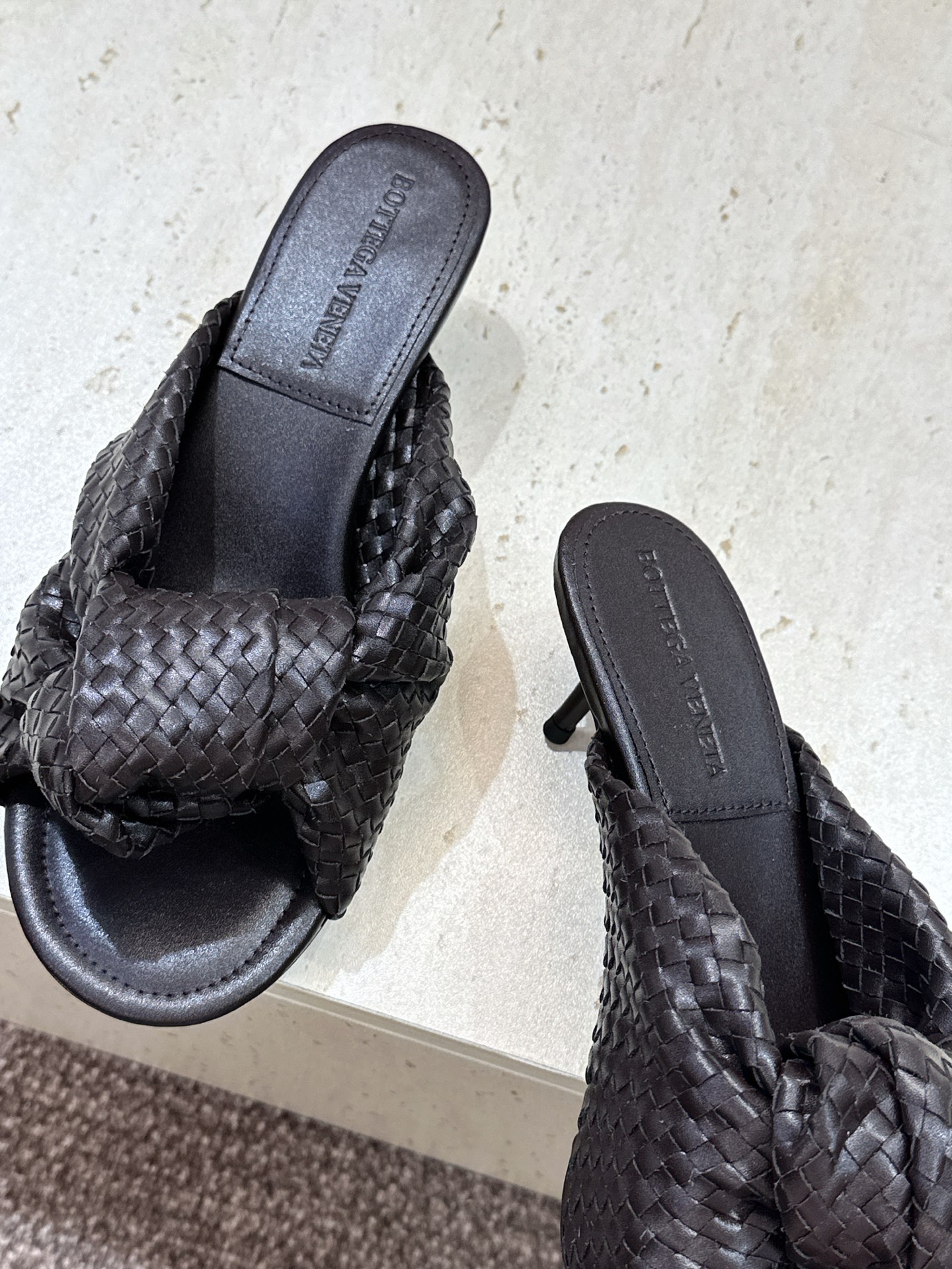 Bottega Veneta 葆蝶家2026春夏新款果冻色高跟编织沙滩女鞋 BV字母logo平底圆头露趾