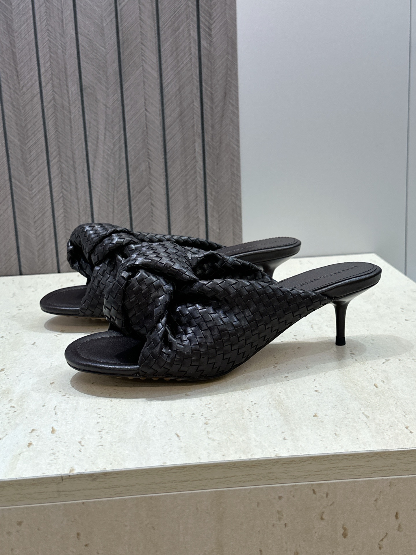 Bottega Veneta 葆蝶家2026春夏新款果冻色高跟编织沙滩女鞋 BV字母logo平底圆头露趾
