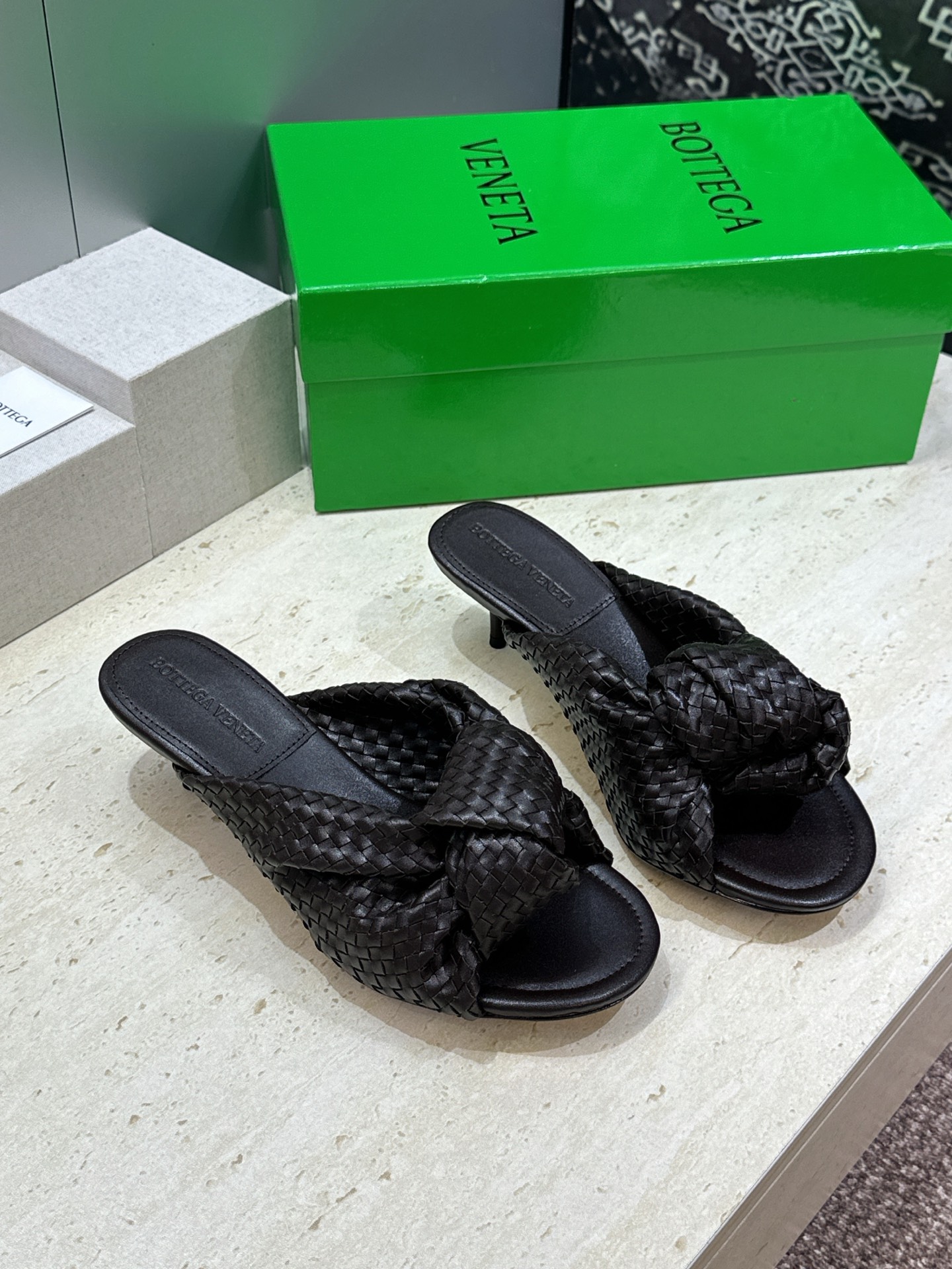 Bottega Veneta 葆蝶家2026春夏新款果冻色高跟编织沙滩女鞋 BV字母logo平底圆头露趾