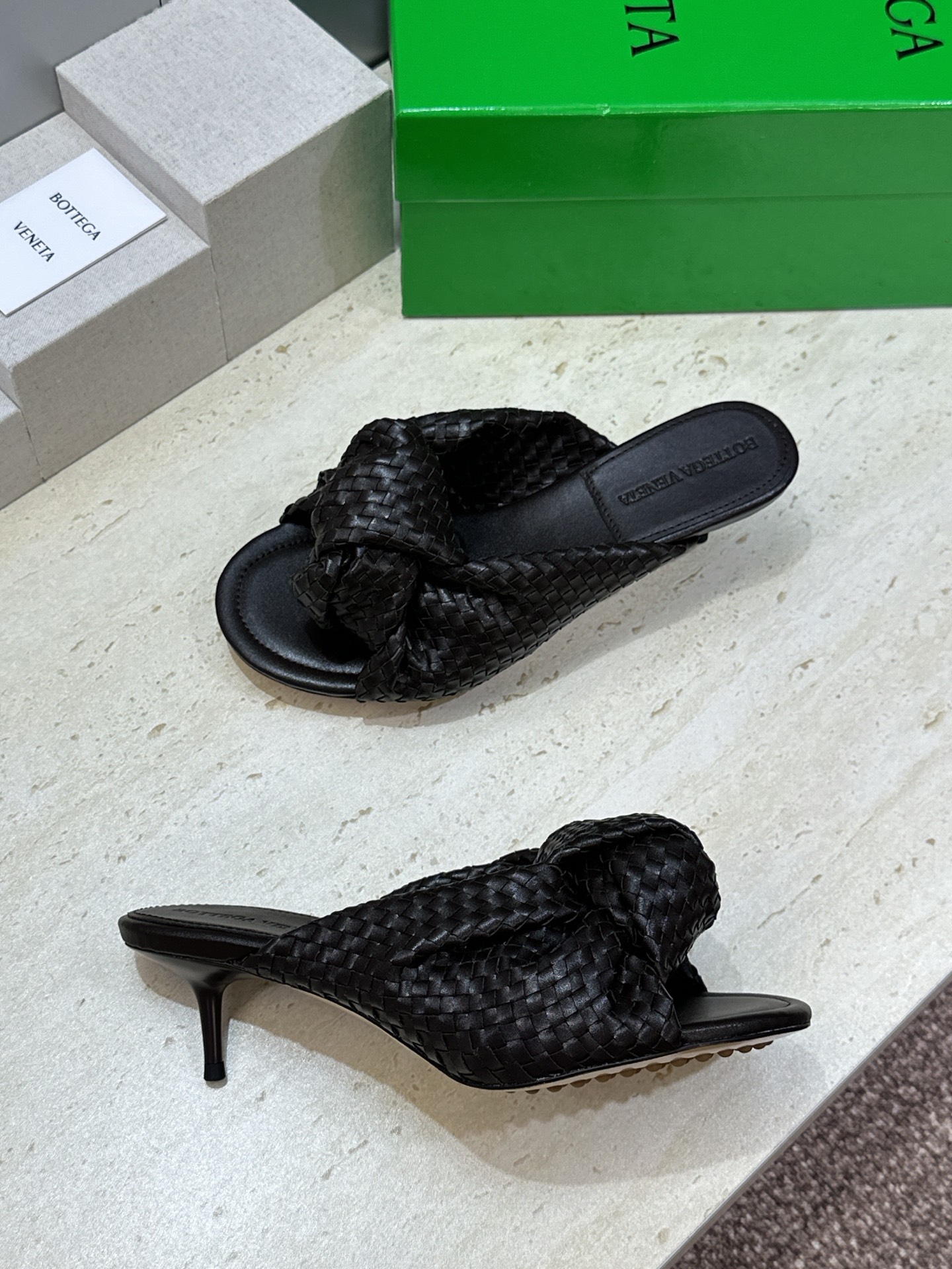 Bottega Veneta 葆蝶家2026春夏新款果冻色高跟编织沙滩女鞋 BV字母logo平底圆头露趾