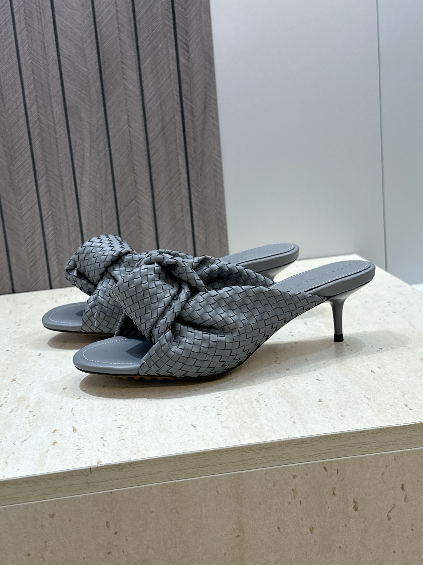 Bottega Veneta 葆蝶家2026春夏新款果冻色高跟编织沙滩女鞋 BV字母logo平底圆头露趾
