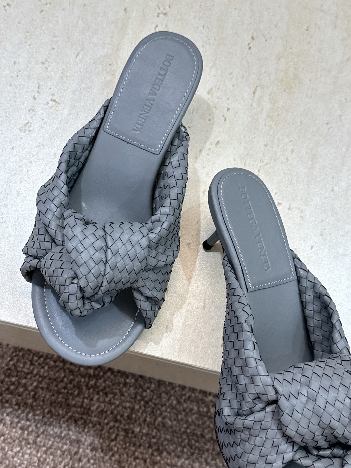Bottega Veneta 葆蝶家2026春夏新款果冻色高跟编织沙滩女鞋 BV字母logo平底圆头露趾