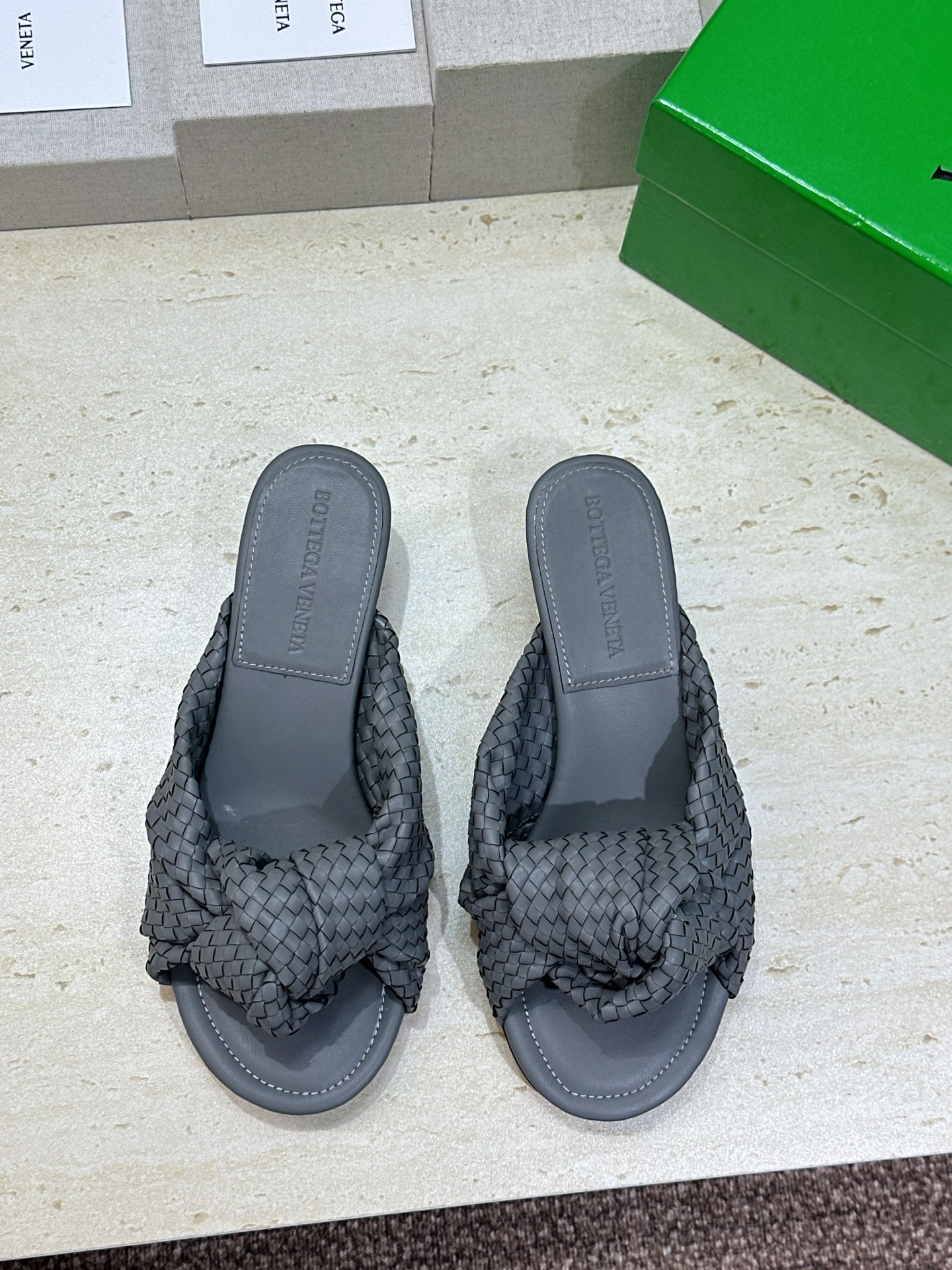 Bottega Veneta 葆蝶家2026春夏新款果冻色高跟编织沙滩女鞋 BV字母logo平底圆头露趾
