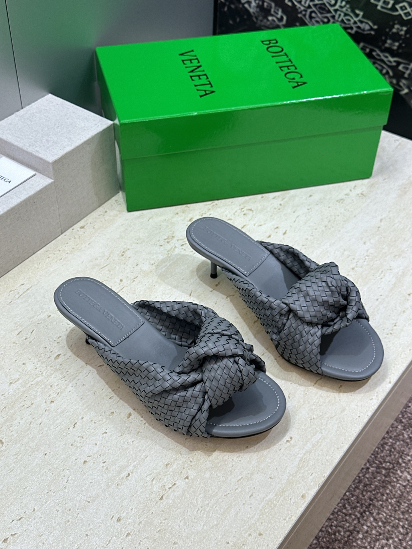 Bottega Veneta 葆蝶家2026春夏新款果冻色高跟编织沙滩女鞋 BV字母logo平底圆头露趾