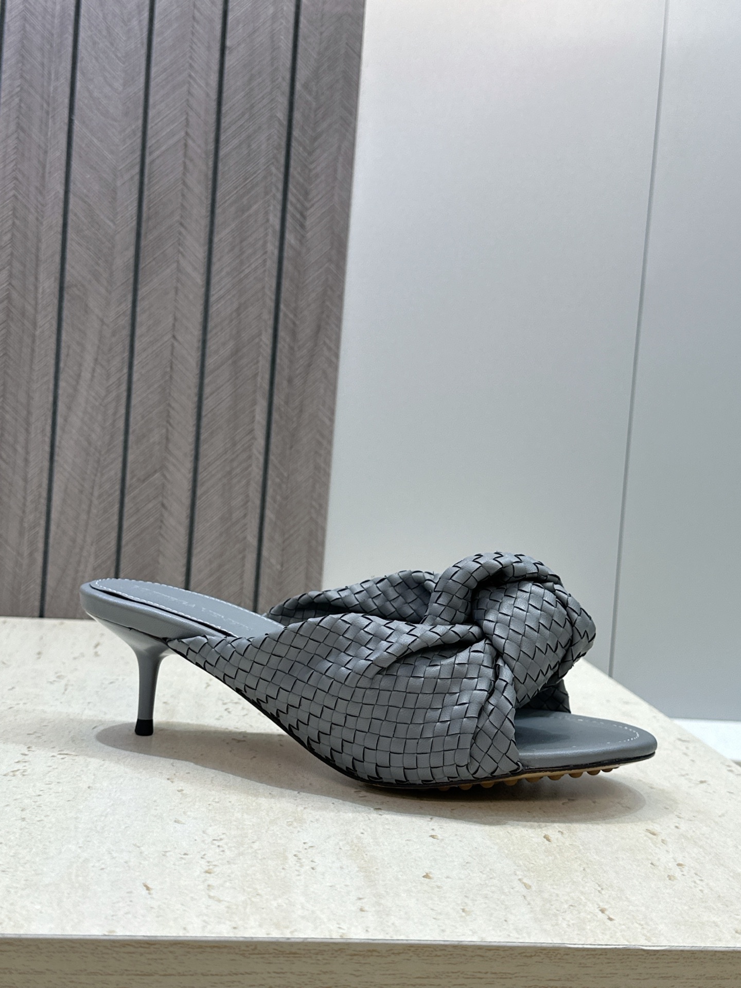 Bottega Veneta 葆蝶家2026春夏新款果冻色高跟编织沙滩女鞋 BV字母logo平底圆头露趾