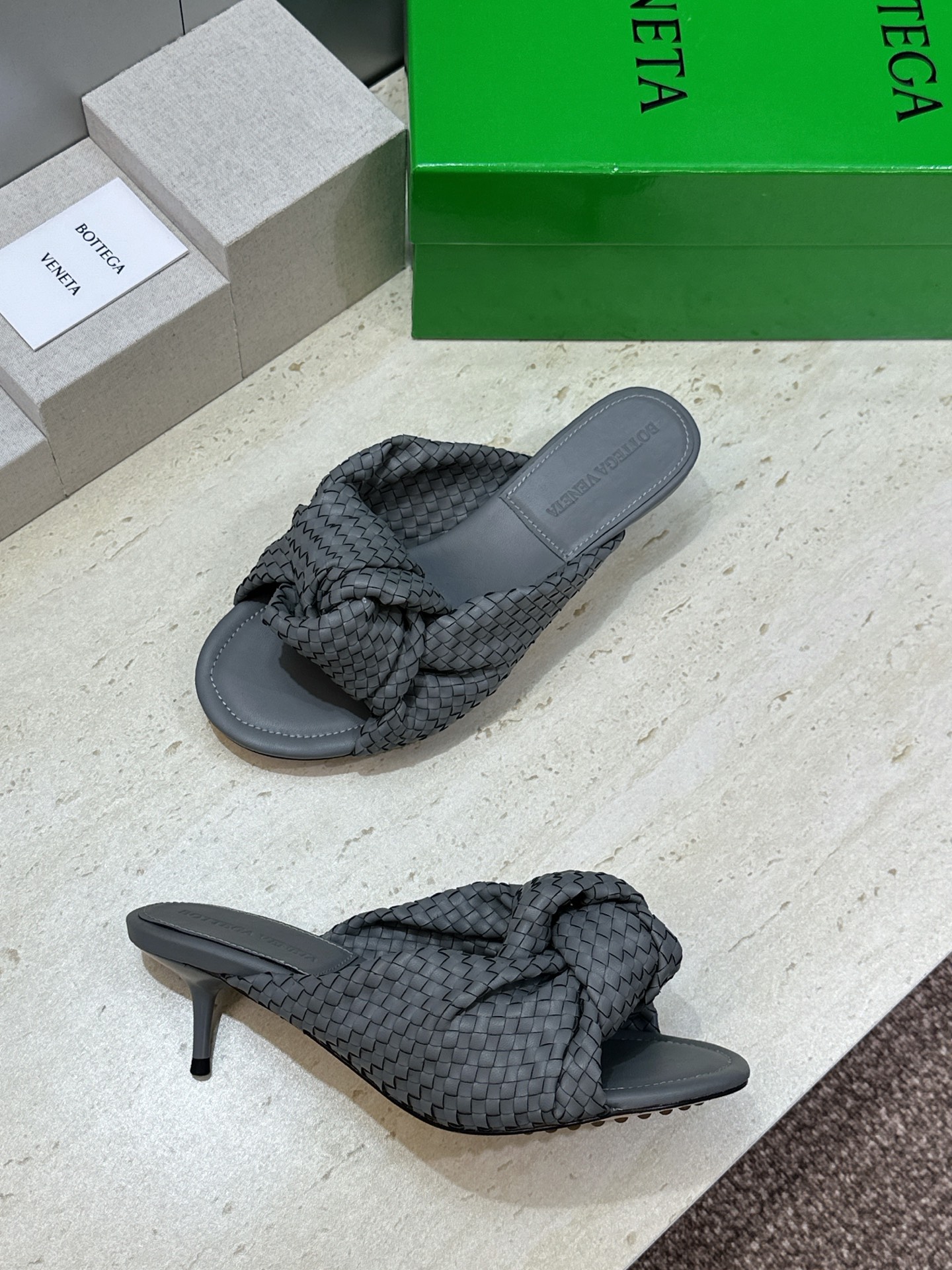 Bottega Veneta 葆蝶家2026春夏新款果冻色高跟编织沙滩女鞋 BV字母logo平底圆头露趾