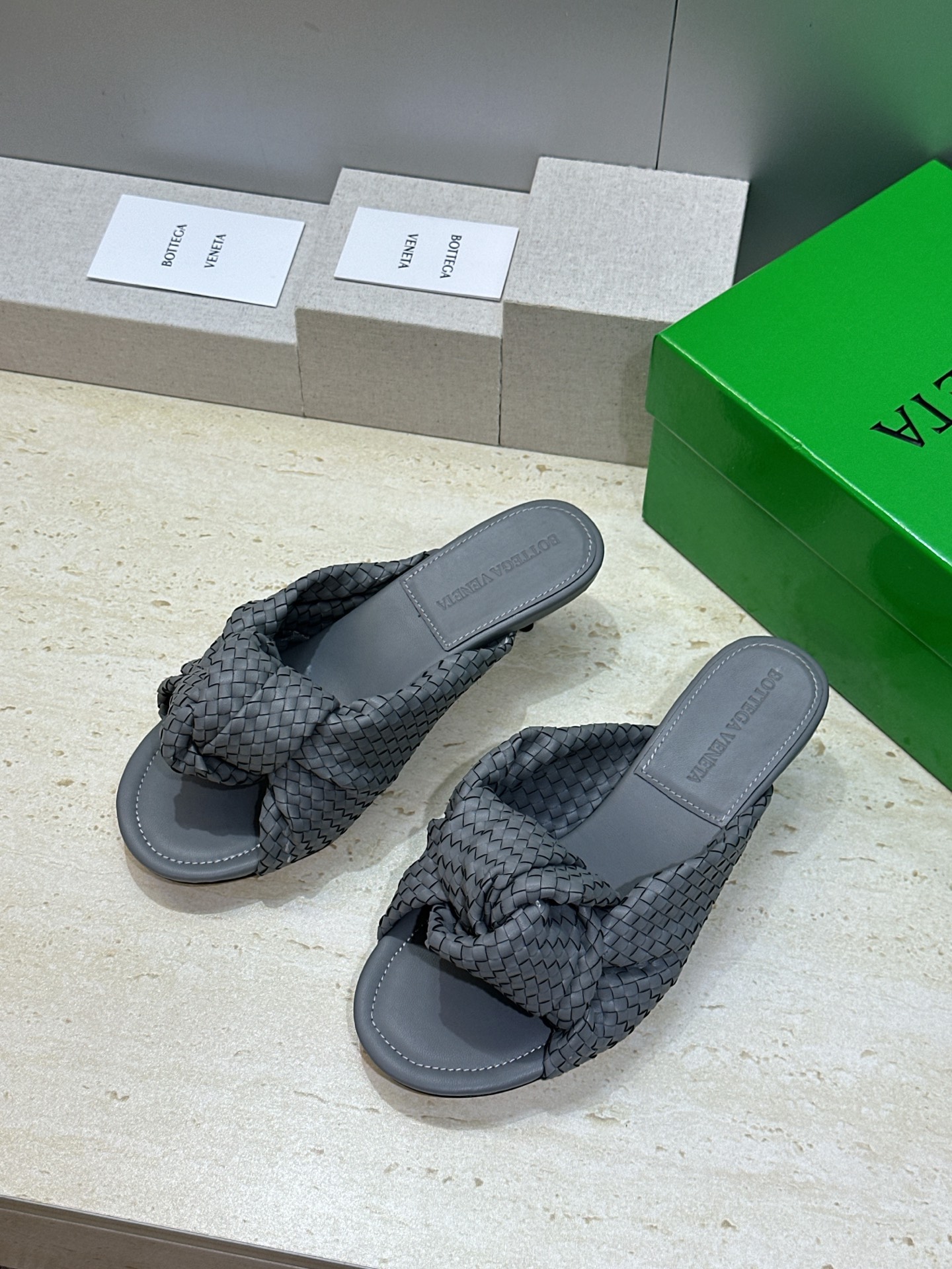 Bottega Veneta 葆蝶家2026春夏新款果冻色高跟编织沙滩女鞋 BV字母logo平底圆头露趾