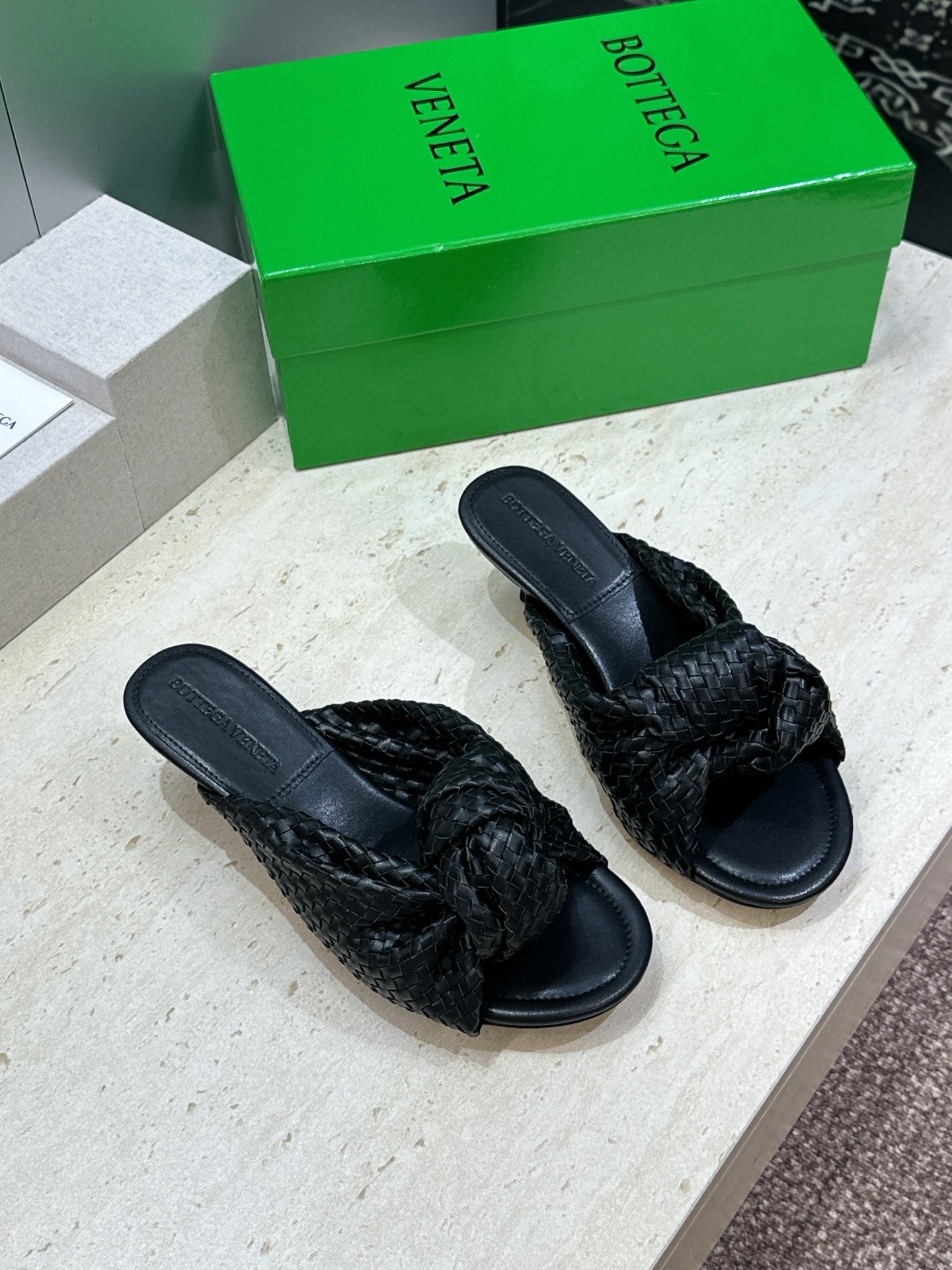 Bottega Veneta 葆蝶家2026春夏新款果冻色高跟编织沙滩女鞋 BV字母logo平底圆头露趾