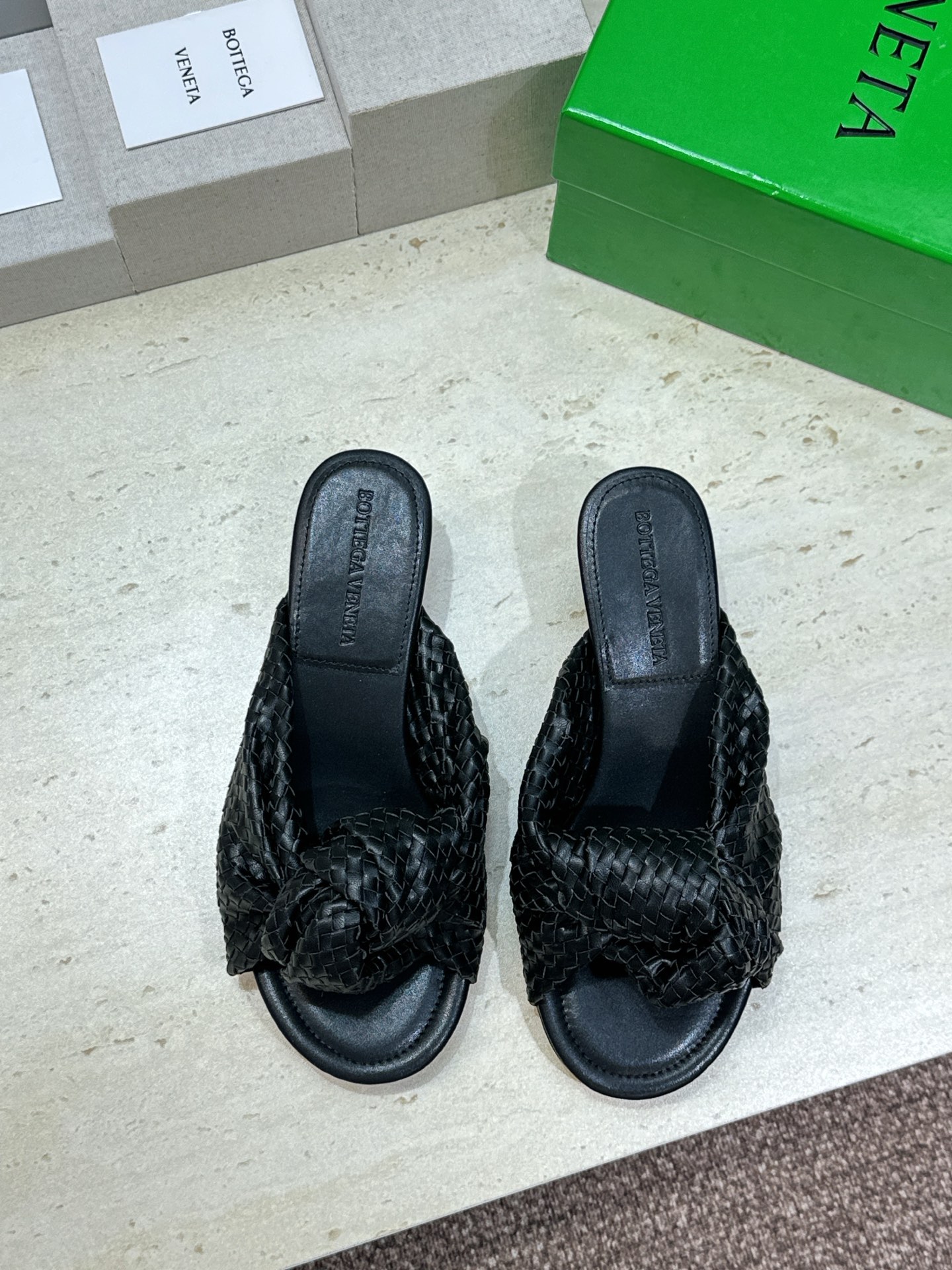 Bottega Veneta 葆蝶家2026春夏新款果冻色高跟编织沙滩女鞋 BV字母logo平底圆头露趾