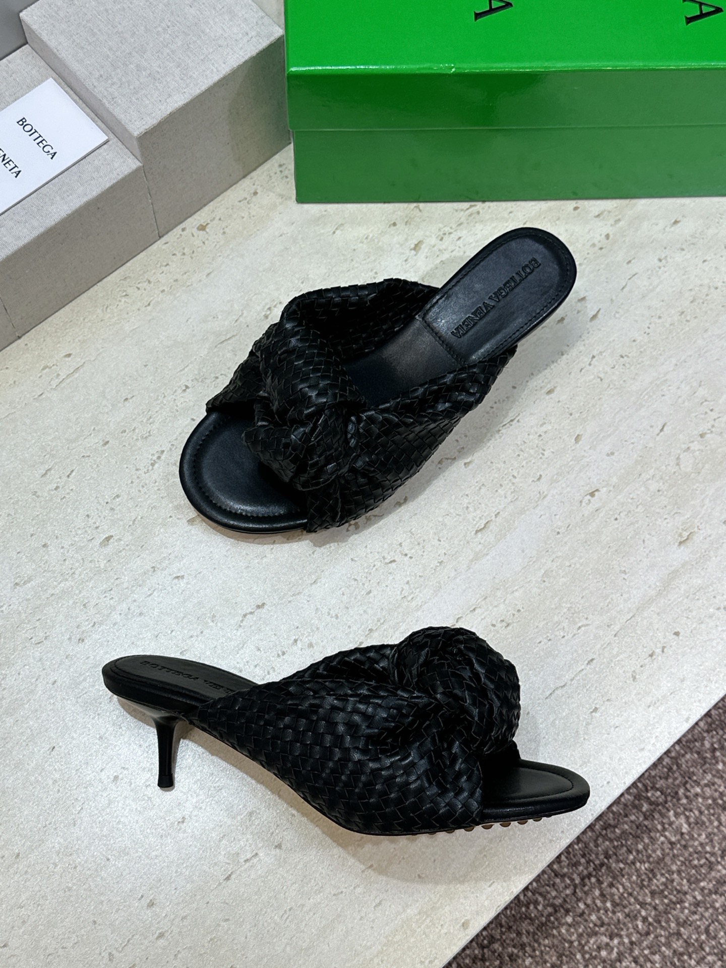 Bottega Veneta 葆蝶家2026春夏新款果冻色高跟编织沙滩女鞋 BV字母logo平底圆头露趾