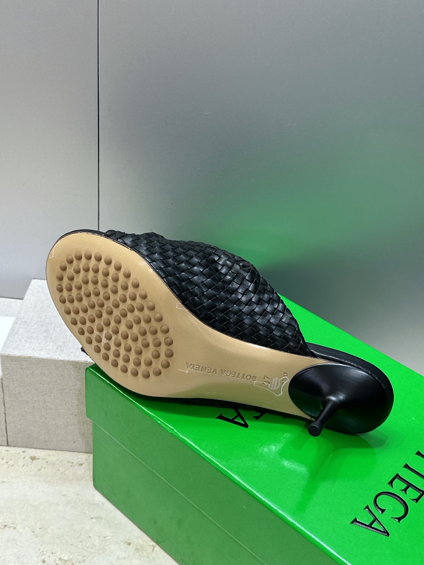 Bottega Veneta 葆蝶家2026春夏新款果冻色高跟编织沙滩女鞋 BV字母logo平底圆头露趾
