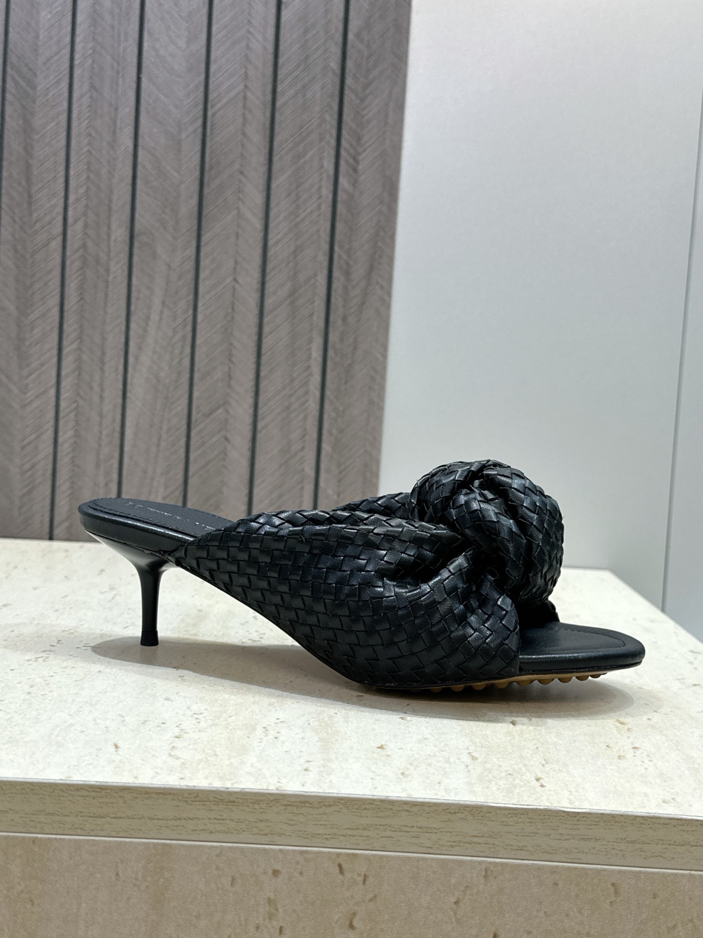 Bottega Veneta 葆蝶家2026春夏新款果冻色高跟编织沙滩女鞋 BV字母logo平底圆头露趾