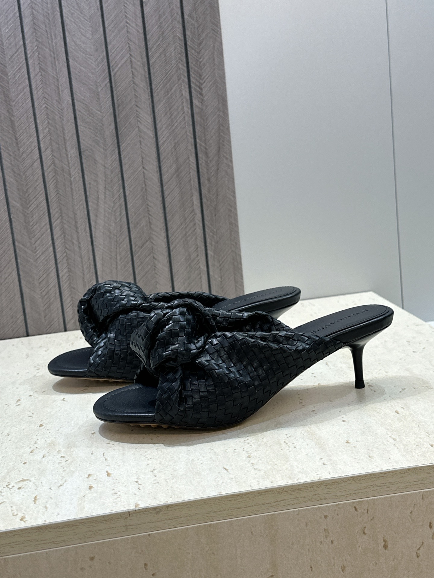 Bottega Veneta 葆蝶家2026春夏新款果冻色高跟编织沙滩女鞋 BV字母logo平底圆头露趾