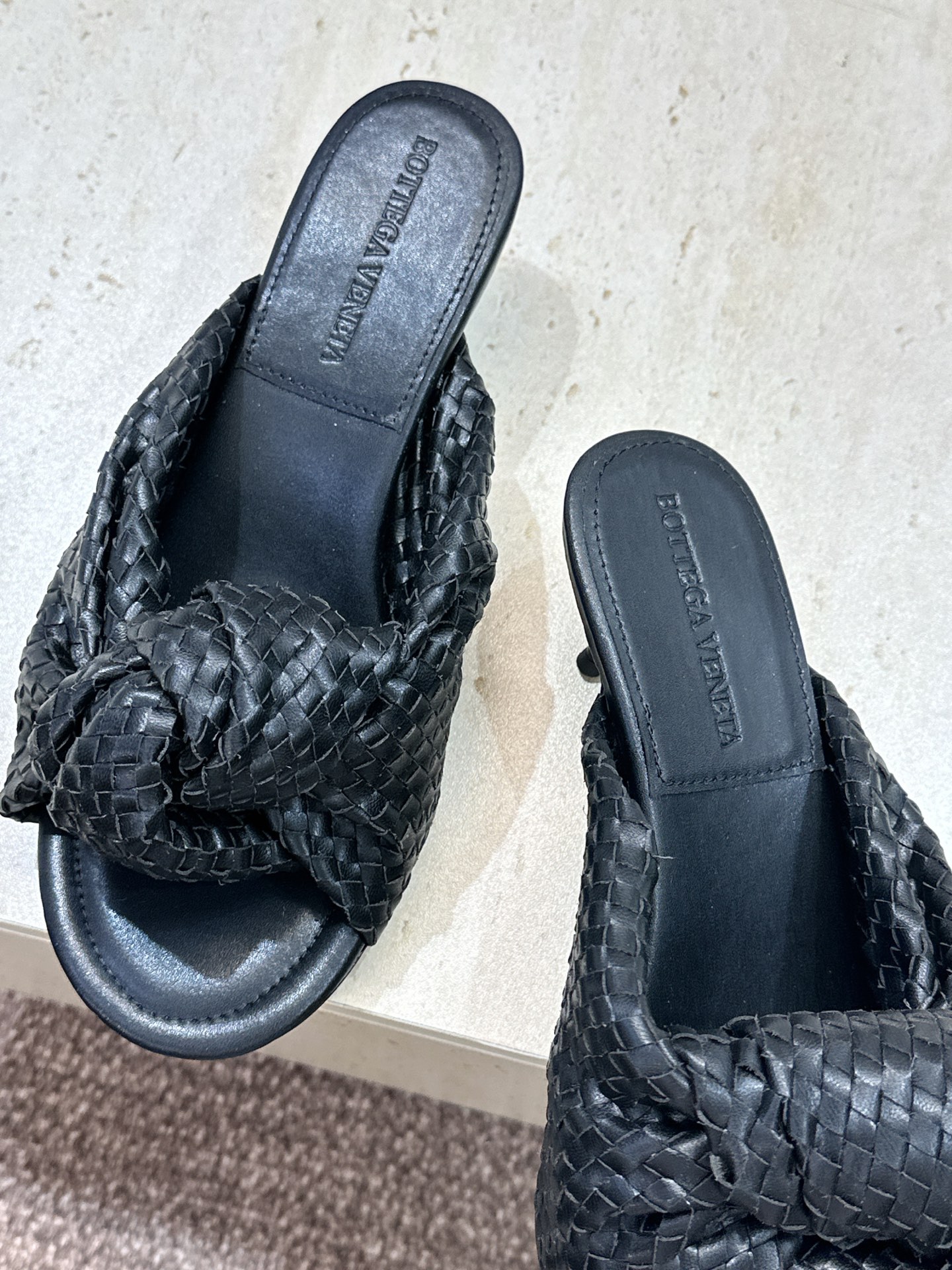 Bottega Veneta 葆蝶家2026春夏新款果冻色高跟编织沙滩女鞋 BV字母logo平底圆头露趾