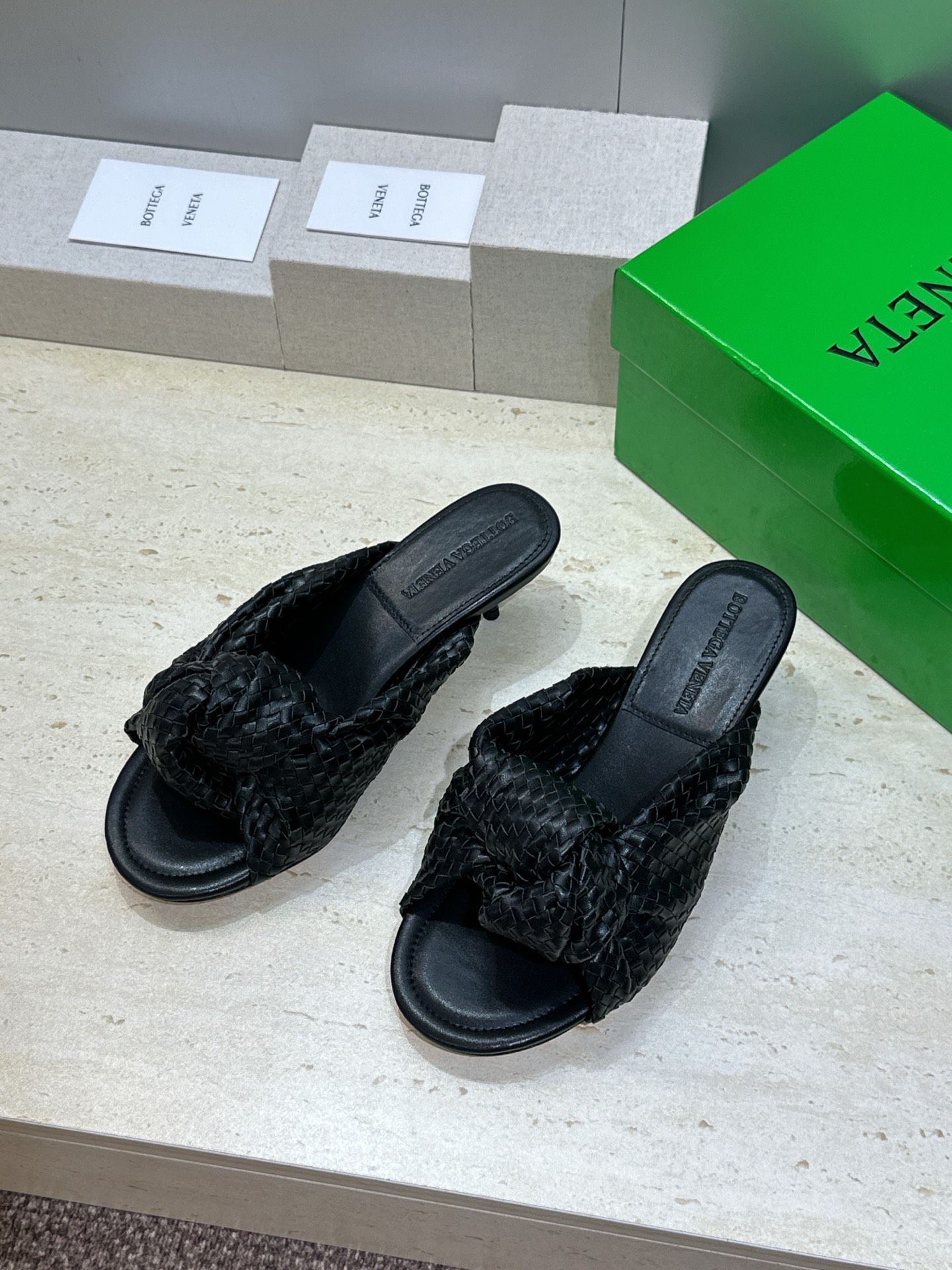 Bottega Veneta 葆蝶家2026春夏新款果冻色高跟编织沙滩女鞋 BV字母logo平底圆头露趾
