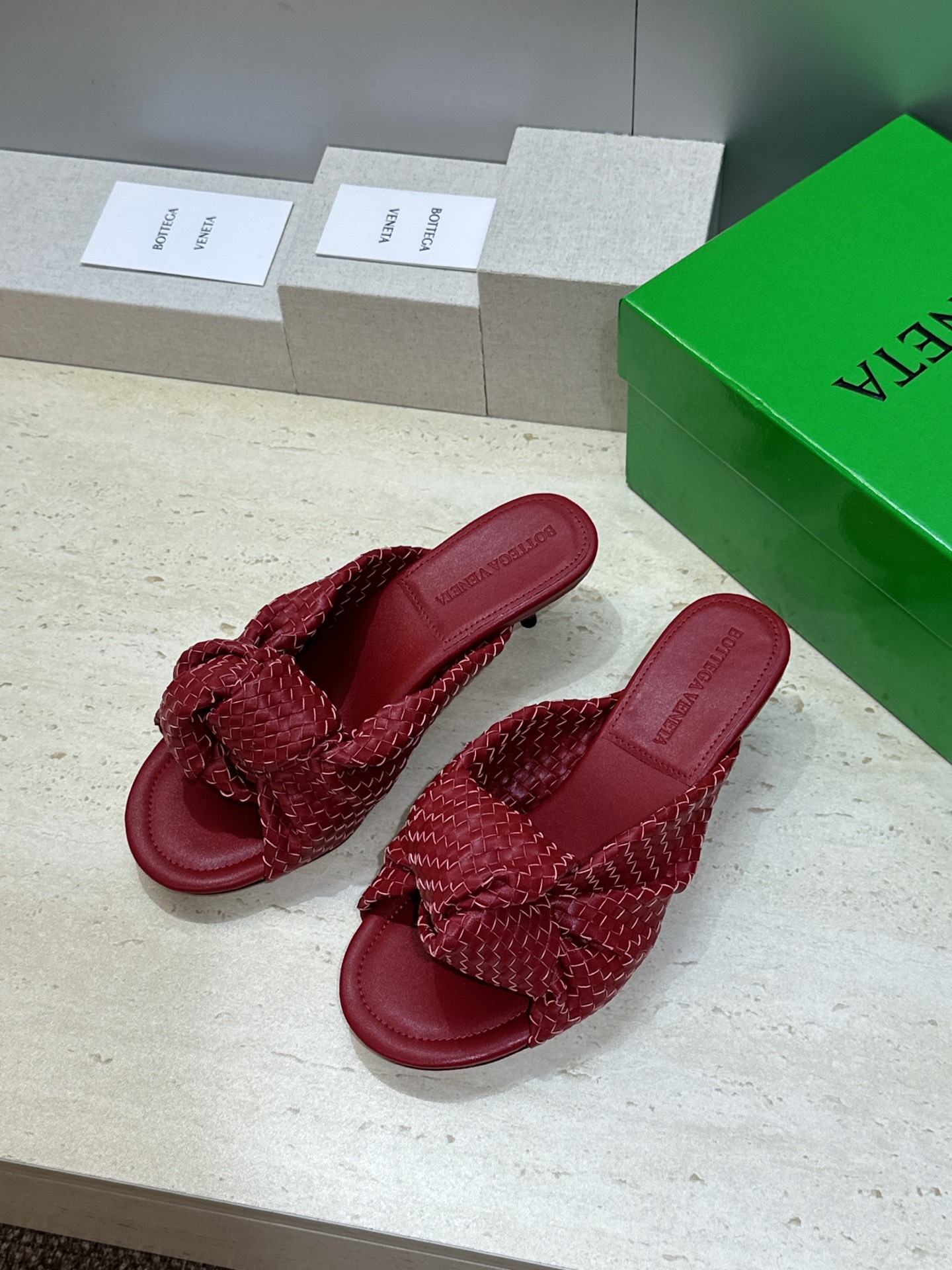 Bottega Veneta 葆蝶家2026春夏新款果冻色高跟编织沙滩女鞋 BV字母logo平底圆头露趾