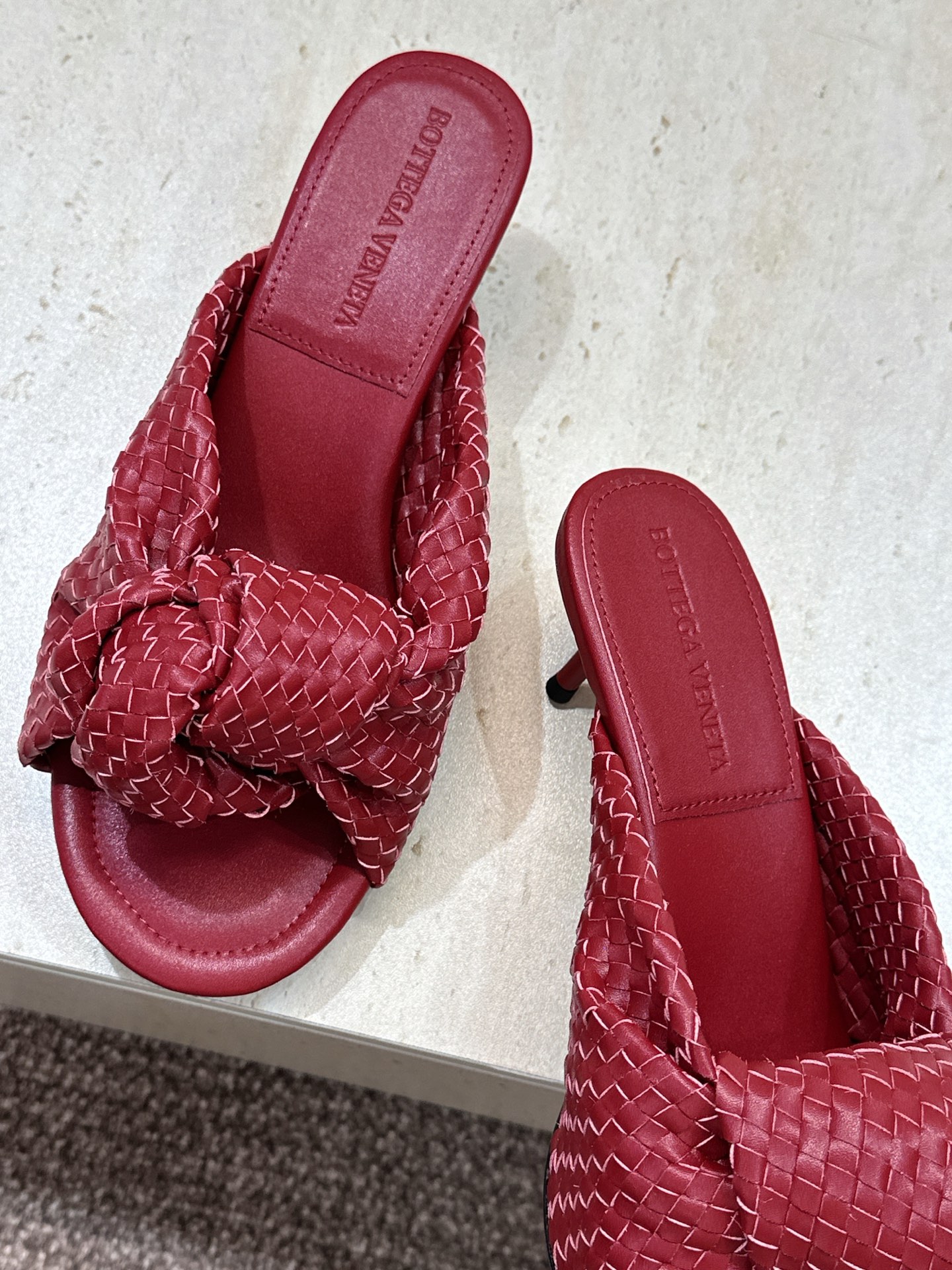 Bottega Veneta 葆蝶家2026春夏新款果冻色高跟编织沙滩女鞋 BV字母logo平底圆头露趾
