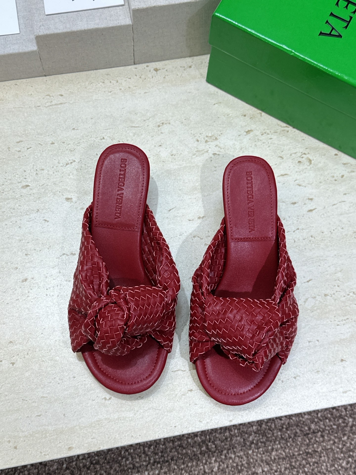 Bottega Veneta 葆蝶家2026春夏新款果冻色高跟编织沙滩女鞋 BV字母logo平底圆头露趾