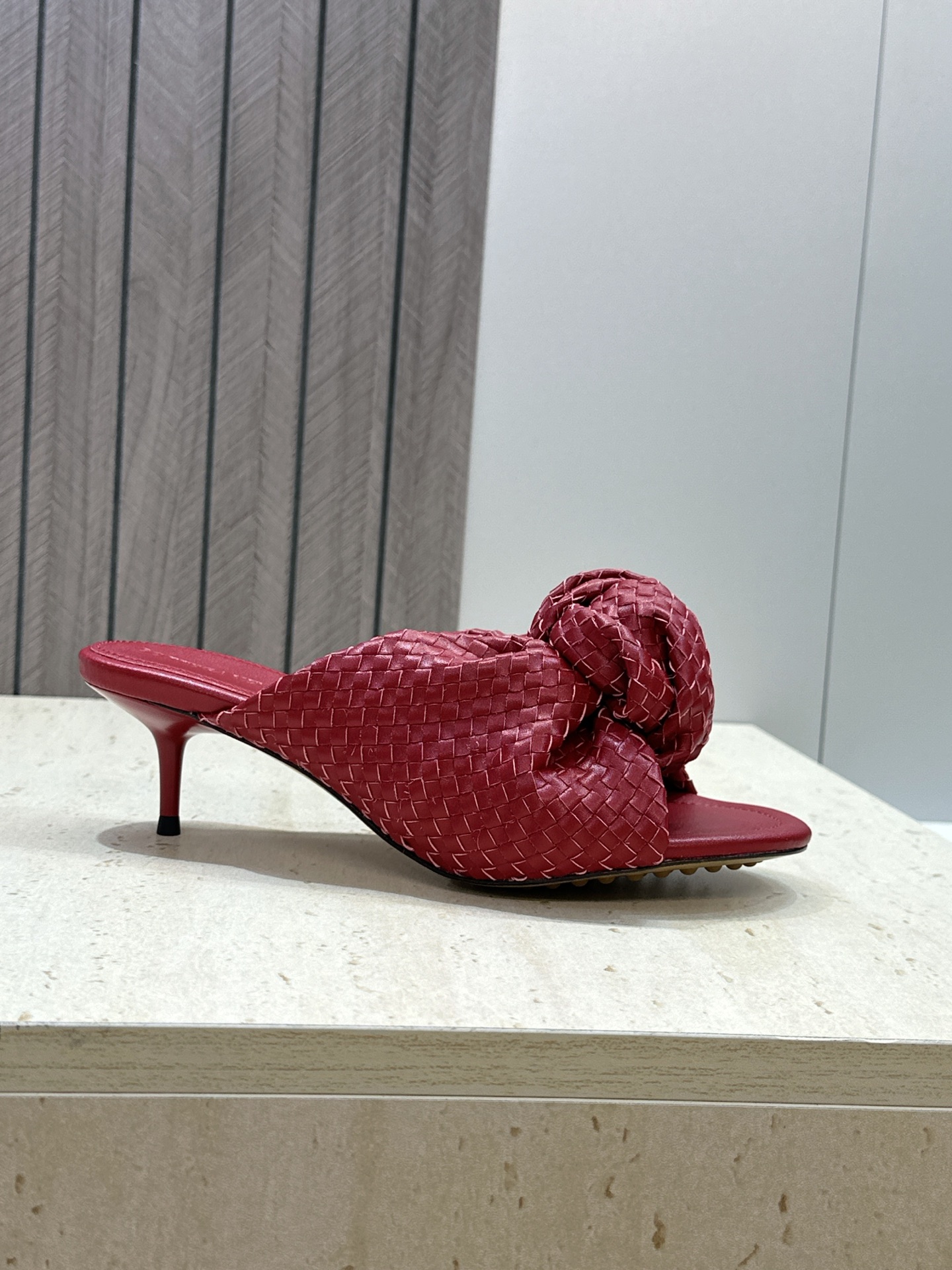 Bottega Veneta 葆蝶家2026春夏新款果冻色高跟编织沙滩女鞋 BV字母logo平底圆头露趾
