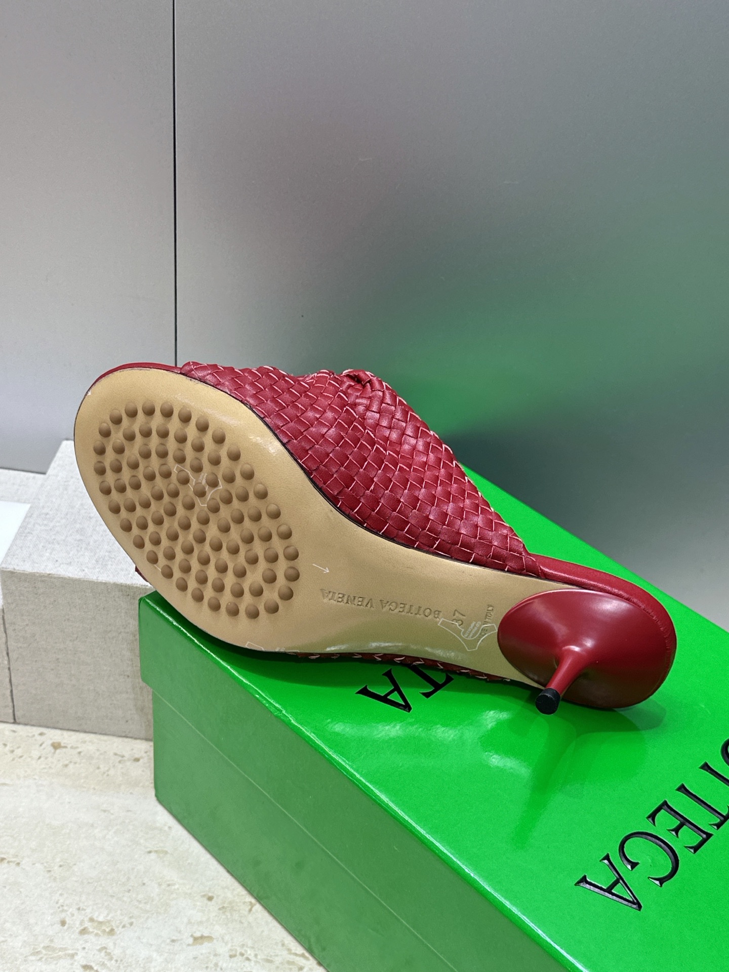 Bottega Veneta 葆蝶家2026春夏新款果冻色高跟编织沙滩女鞋 BV字母logo平底圆头露趾