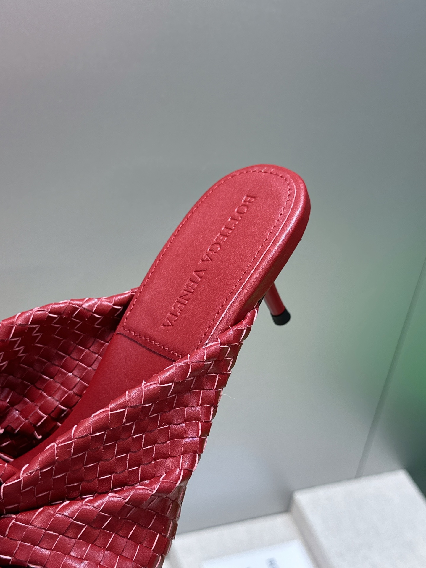 Bottega Veneta 葆蝶家2026春夏新款果冻色高跟编织沙滩女鞋 BV字母logo平底圆头露趾