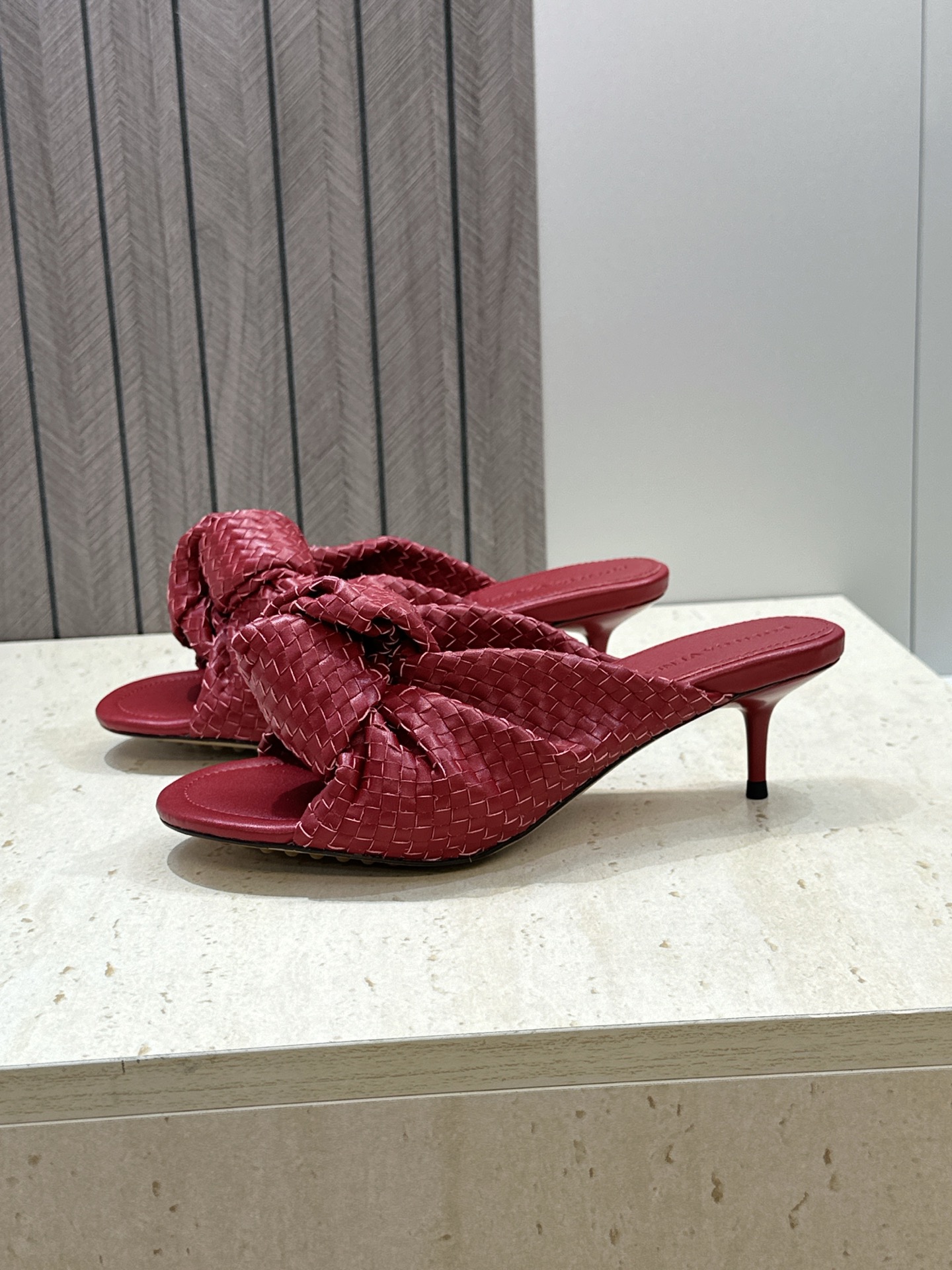 Bottega Veneta 葆蝶家2026春夏新款果冻色高跟编织沙滩女鞋 BV字母logo平底圆头露趾