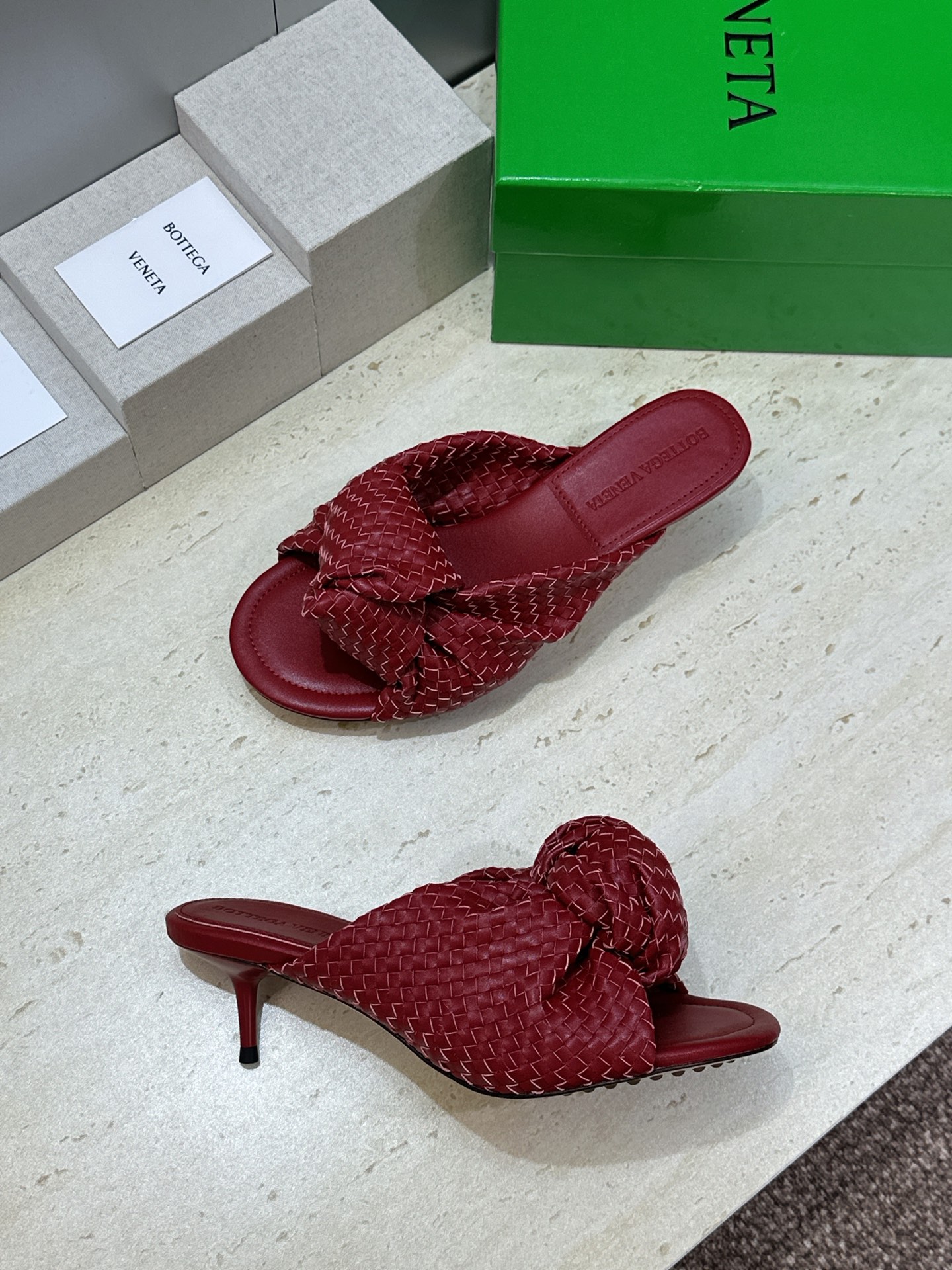 Bottega Veneta 葆蝶家2026春夏新款果冻色高跟编织沙滩女鞋 BV字母logo平底圆头露趾